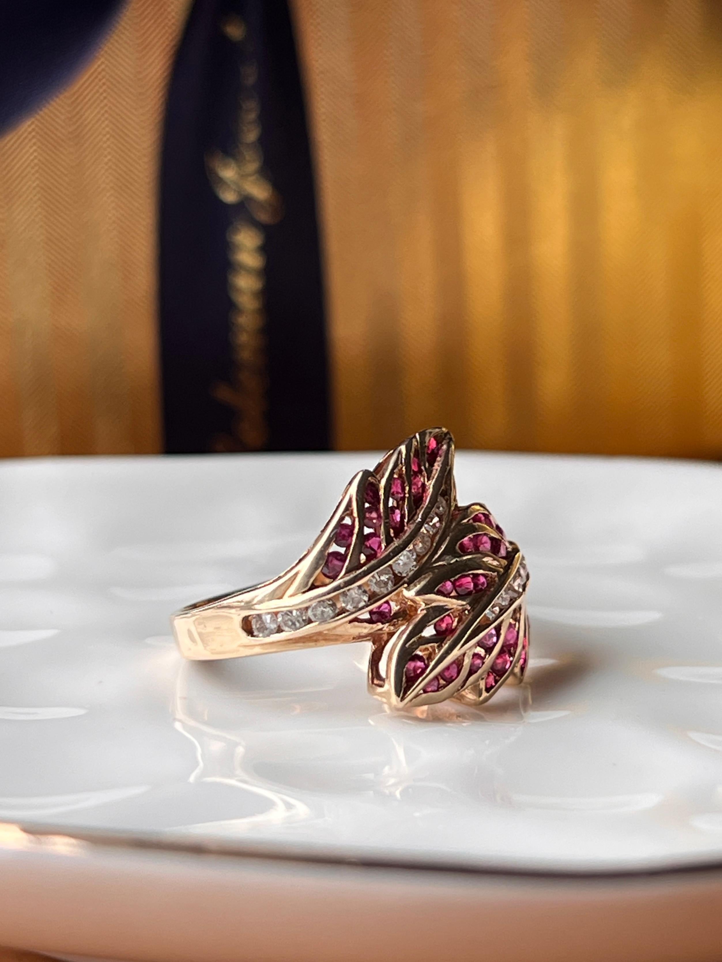 Zeitgenössischer Rubin- und Diamantring aus 14k Gelbgold mit Blattdesign im Zustand „Gut“ im Angebot in Towson, MD