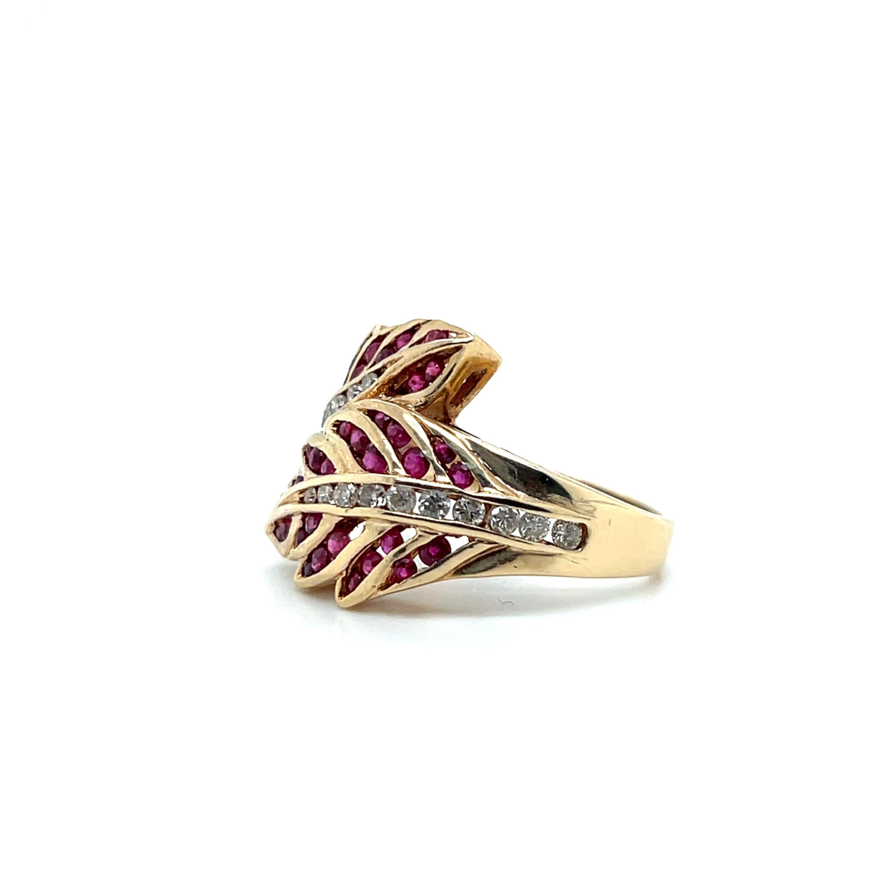 Zeitgenössischer Rubin- und Diamantring aus 14k Gelbgold mit Blattdesign im Angebot 1