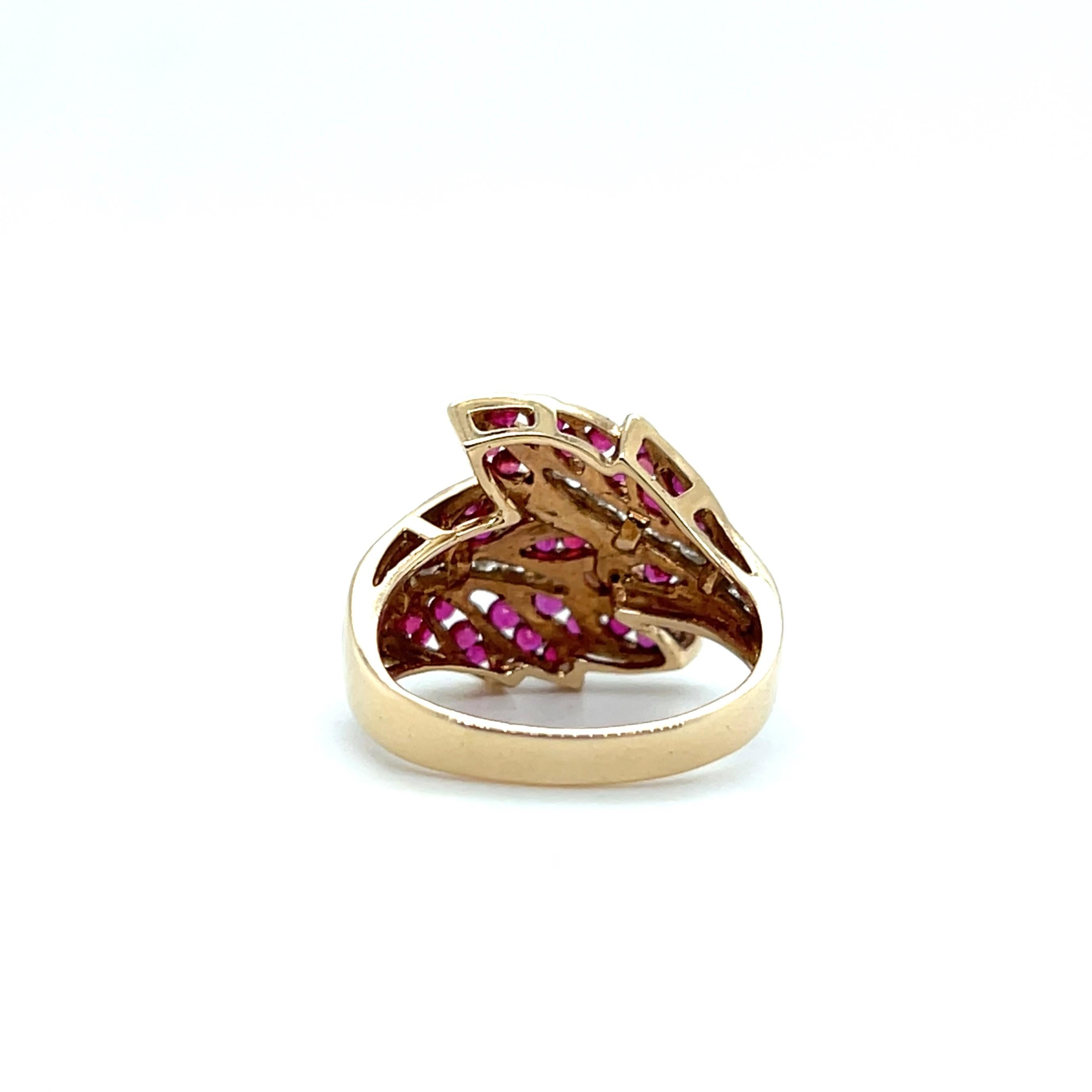 Zeitgenössischer Rubin- und Diamantring aus 14k Gelbgold mit Blattdesign im Angebot 2
