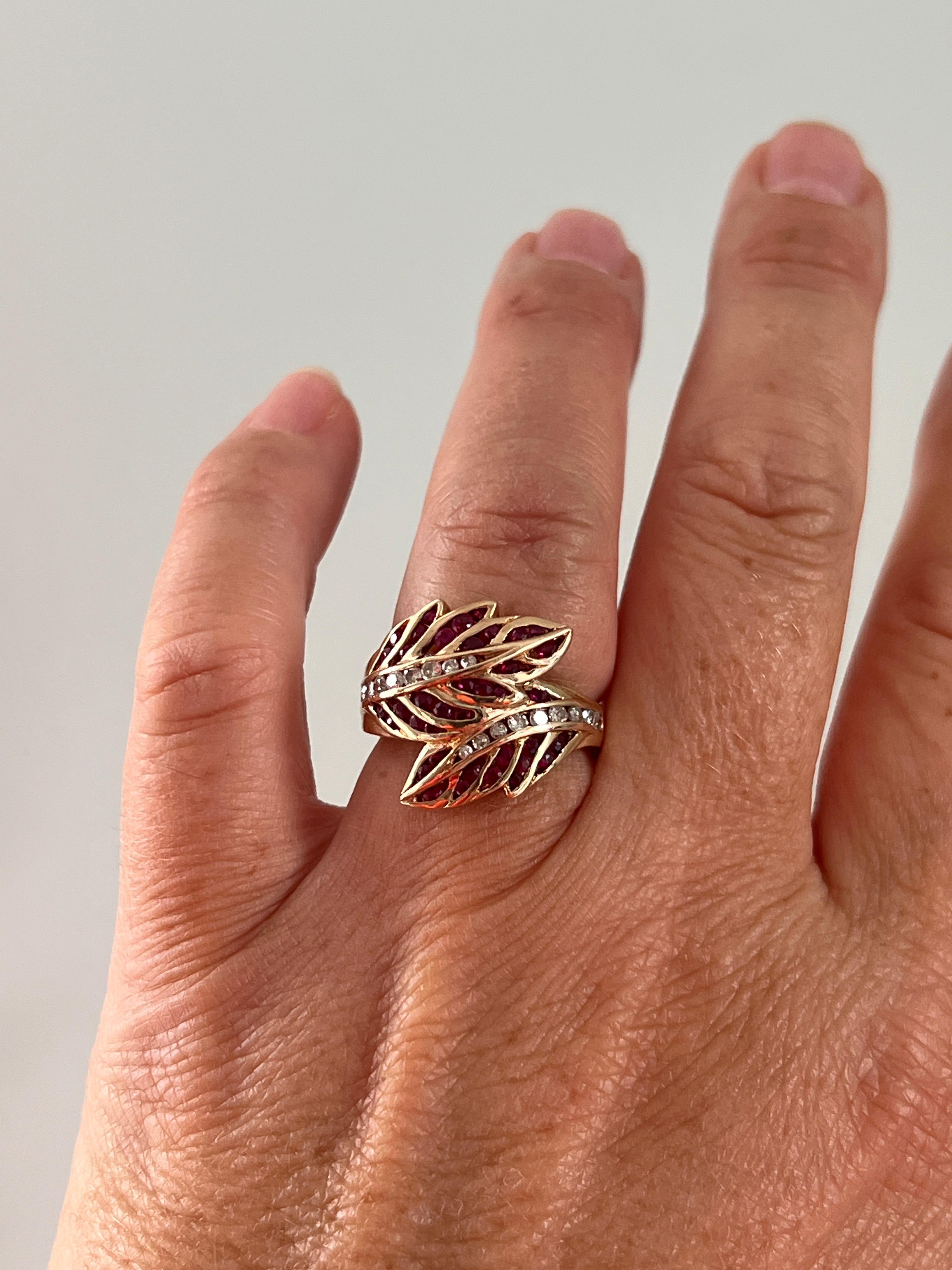 Zeitgenössischer Rubin- und Diamantring aus 14k Gelbgold mit Blattdesign im Angebot 4