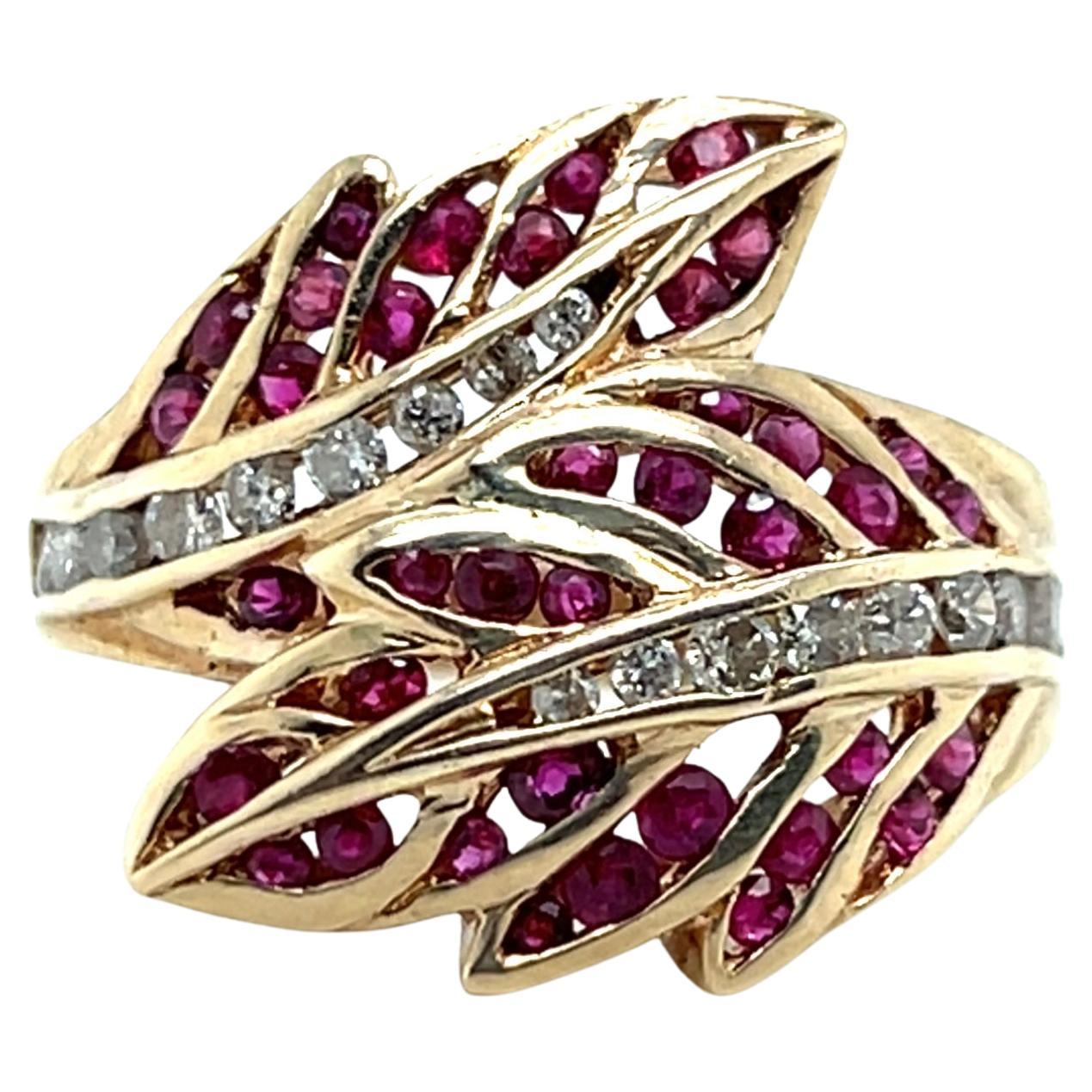Zeitgenössischer Rubin- und Diamantring aus 14k Gelbgold mit Blattdesign im Angebot