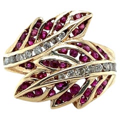 Anello contemporaneo con rubino e diamante in oro giallo 14k con design a foglie