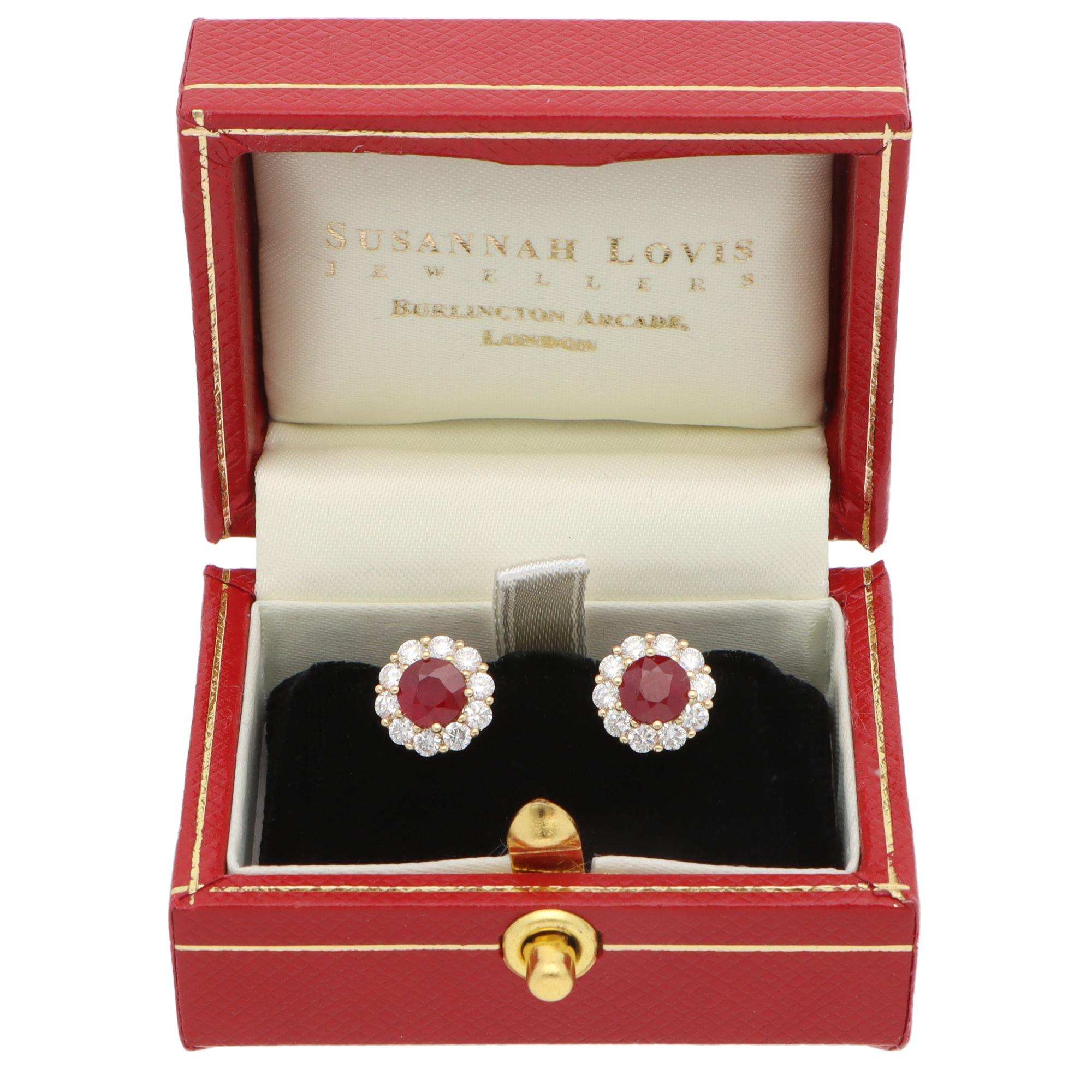 Contemporary Ruby and Diamond Cluster Earrings in Yellow Gold In New Condition For Sale In London, GB