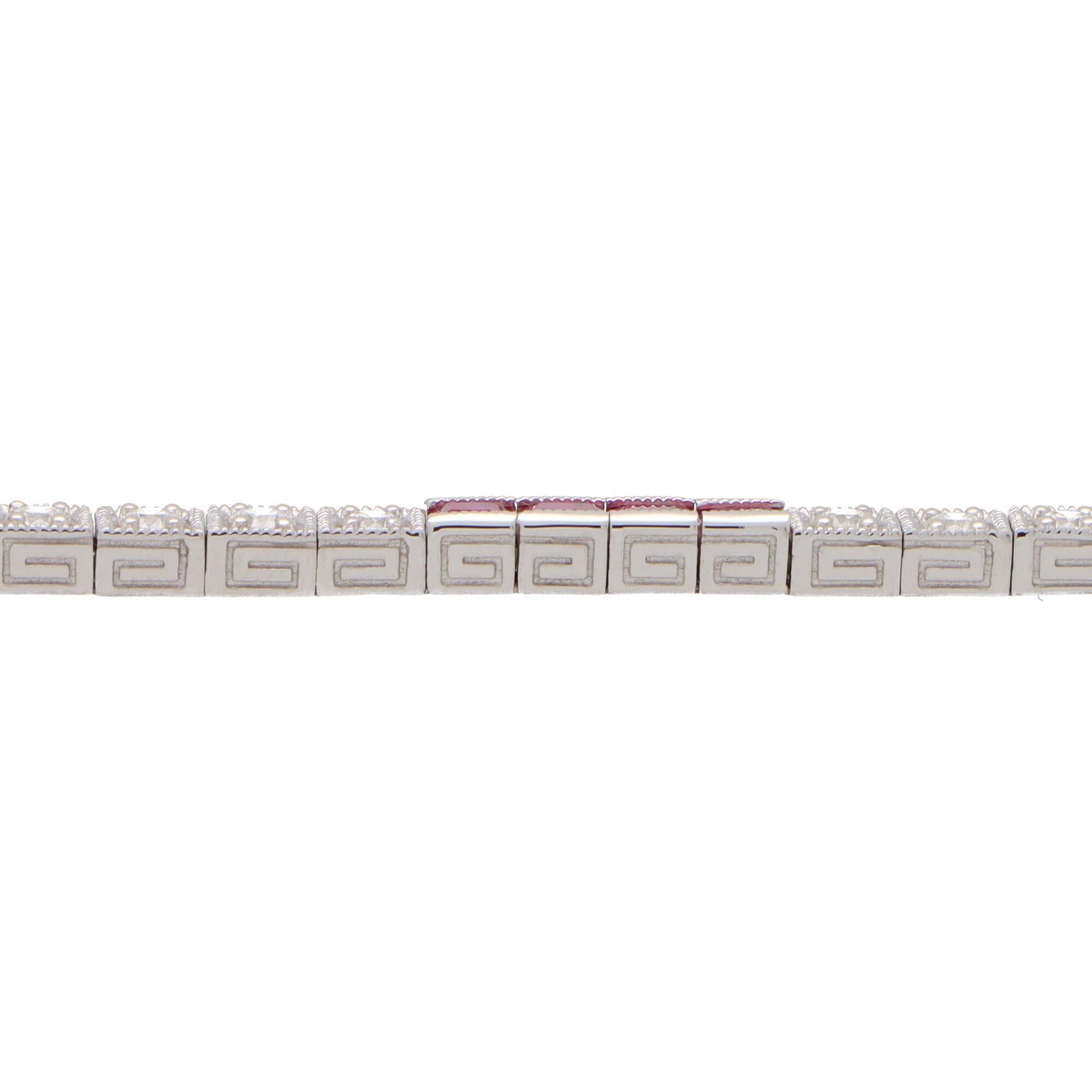 Bracelet de tennis contemporain en or blanc 18 carats avec lignes de rubis et de diamants Bon état - En vente à London, GB