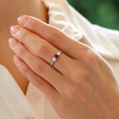 Anello contemporaneo con rubino e diamante e spalle di diamante in platino