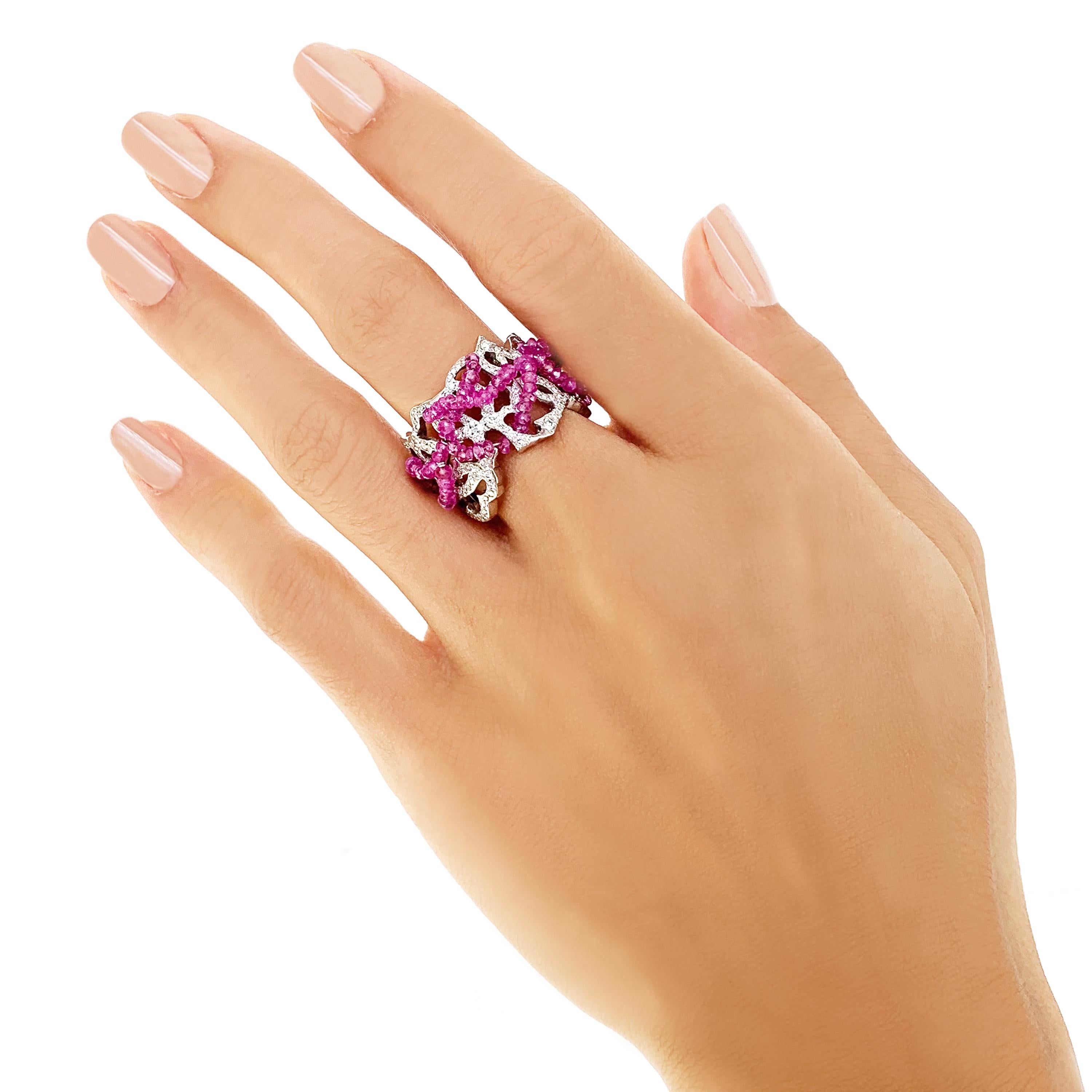 Bague cocktail contemporaine Rosior fabriquée en or blanc avec des perles de rubis appliquées dessus :
- 159 diamants G-VVS avec 1,08 ct.
Pièce unique accompagnée de son propre certificat d'authenticité.
Estampillé par le bureau d'essai portugais