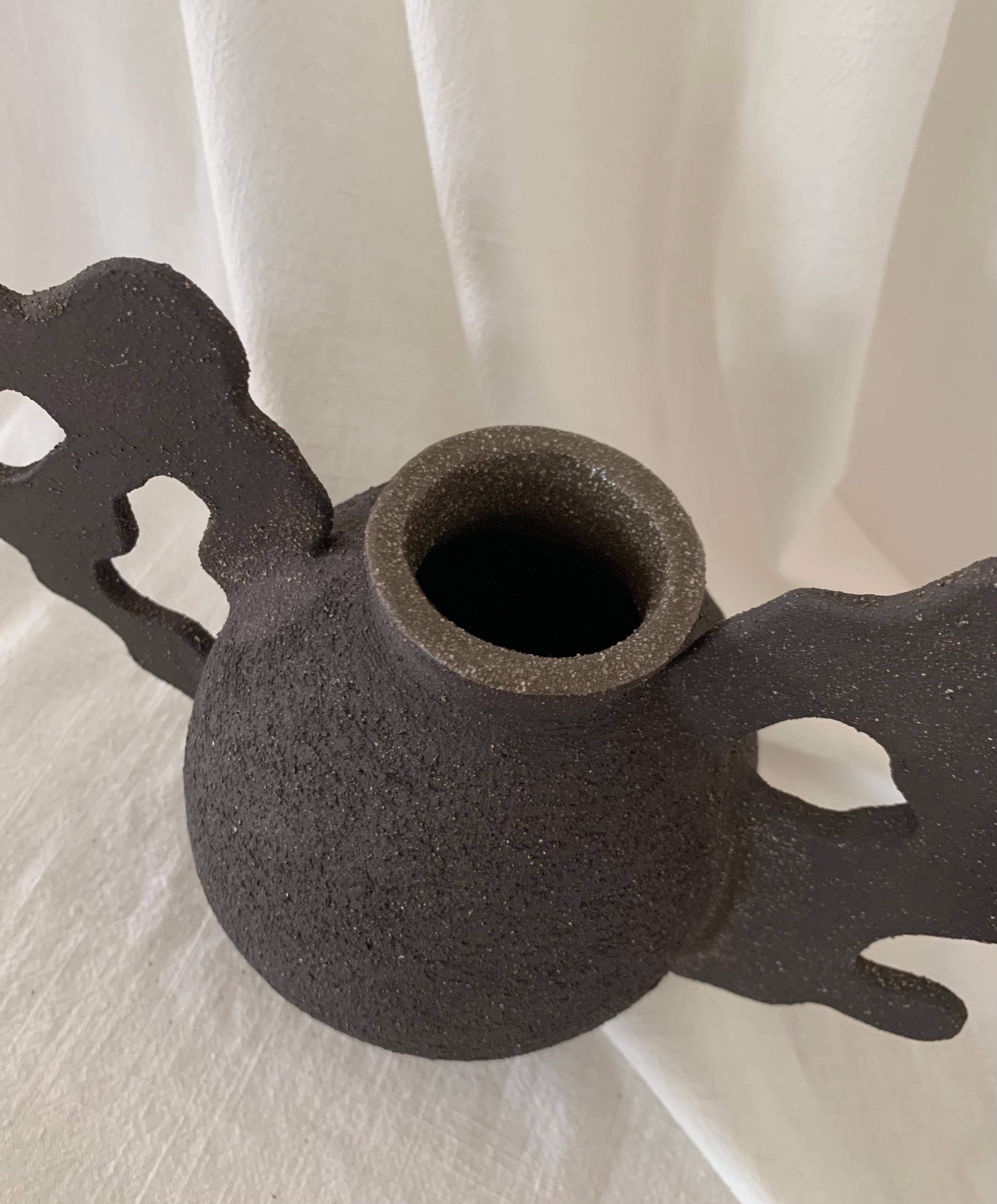 Contemporary Ruby Bell Ceramics Schwarzes rundes Gefäß mit organischem Seitendetail (21. Jahrhundert und zeitgenössisch) im Angebot