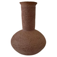 Contemporary Ruby Bell Ceramics Toasted Almond Round Bottom Vase with Tall Neck (Vase à fond rond en amande grillée et à col haut)