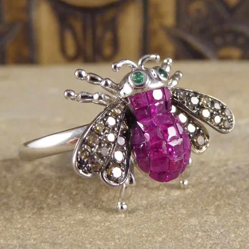 This fascinating modern ring features a gemstone bee with a body made of calibre cut rubies, cognac diamond wings and striking emerald eyes. Modelled in 18ct white gold, it will bring a touch of nature inspired beauty to your outfit!

Ring Size: UK