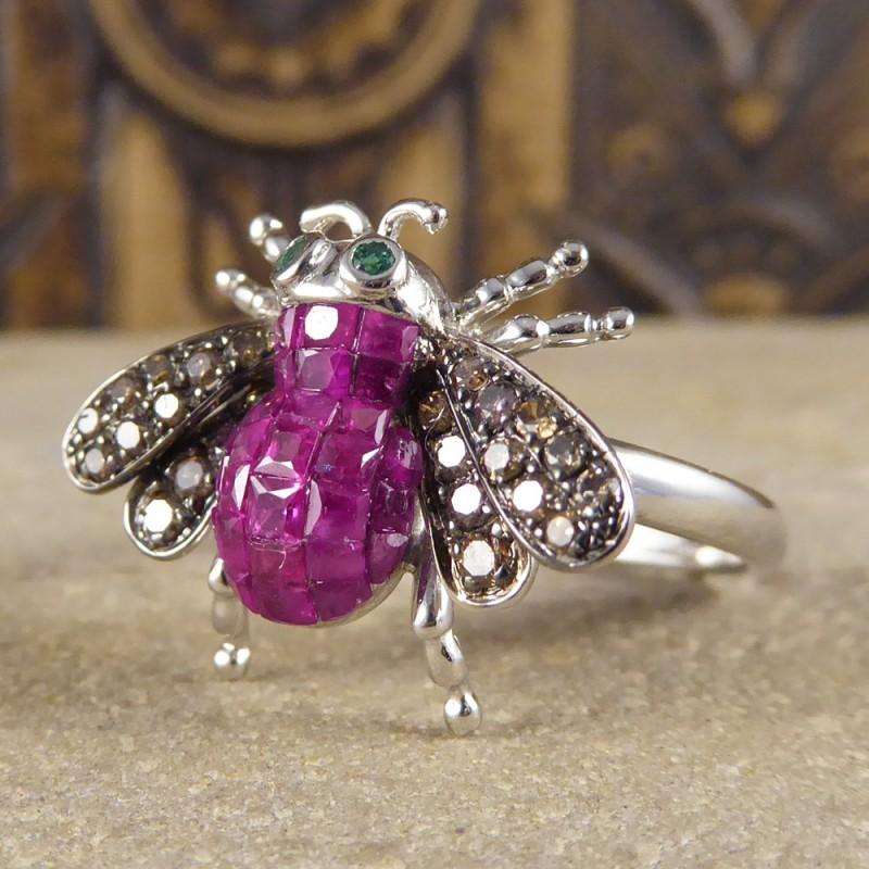 Contemporary Ruby Diamond and Emerald Set Bee Ring in 18ct White Gold In Good Condition In Yorkshire, West Yorkshire
