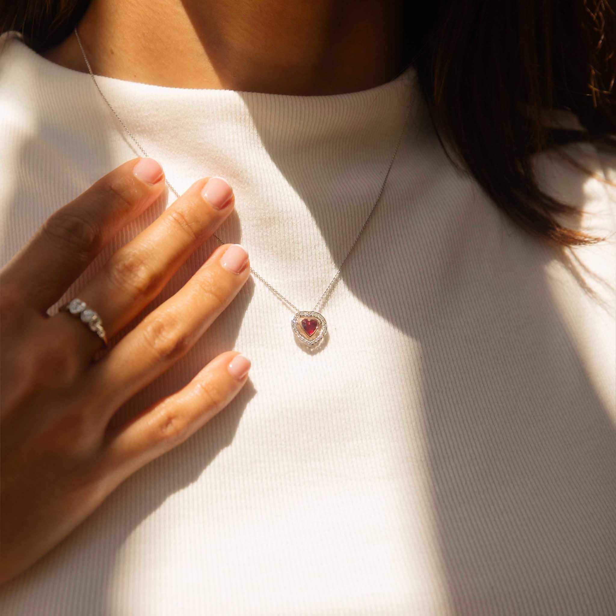 Il nostro ciondolo e catena Bonnie, realizzato in oro 18 carati, incarna l'essenza eterna dell'amore. Il cuore di rubino cremisi al centro, incorniciato da un radioso cerchio di diamanti, rappresenta la passione e l'impegno inflessibili. È come la