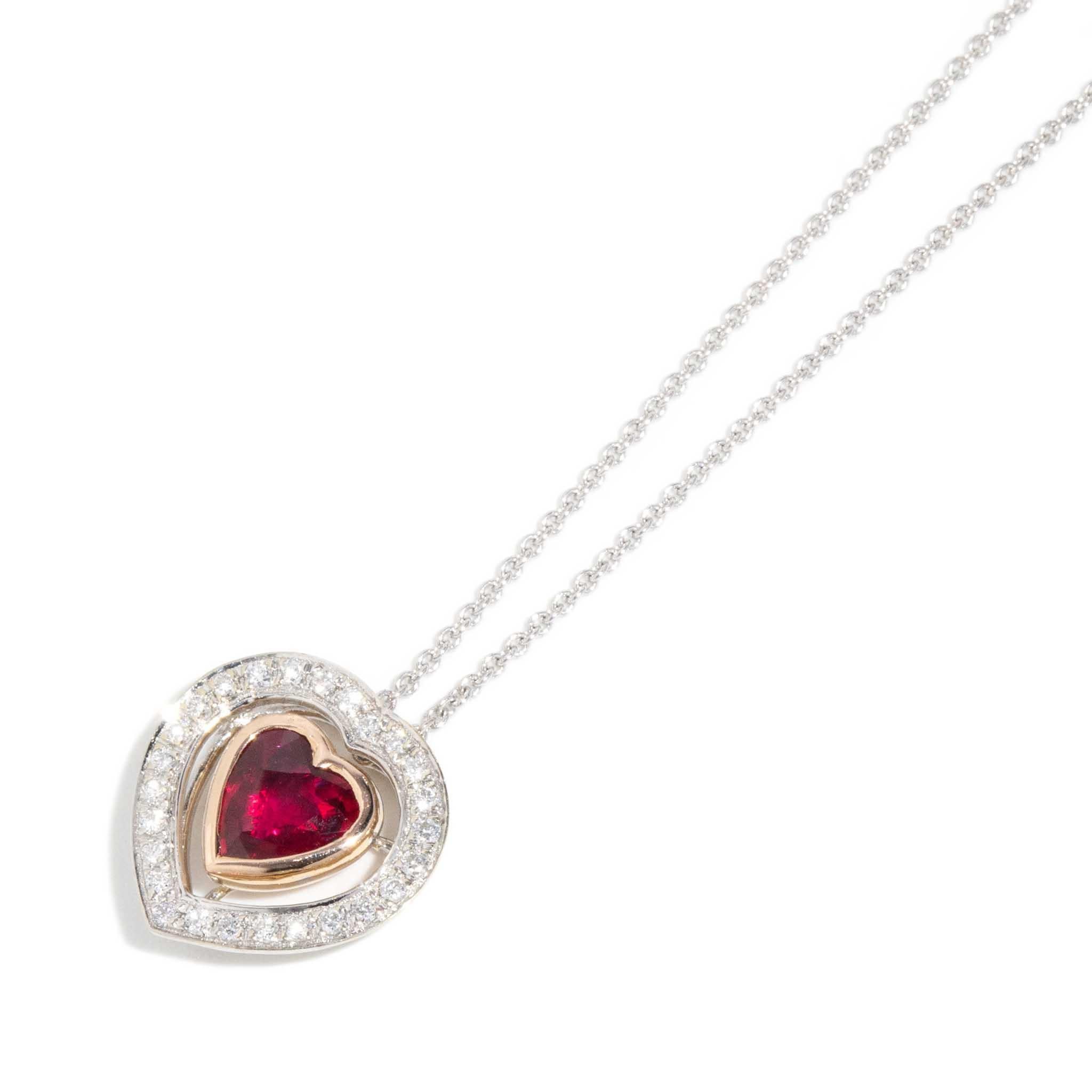Contemporaneo Ciondolo a forma di cuore con rubino e diamante e catena in oro bianco 18 carati in vendita