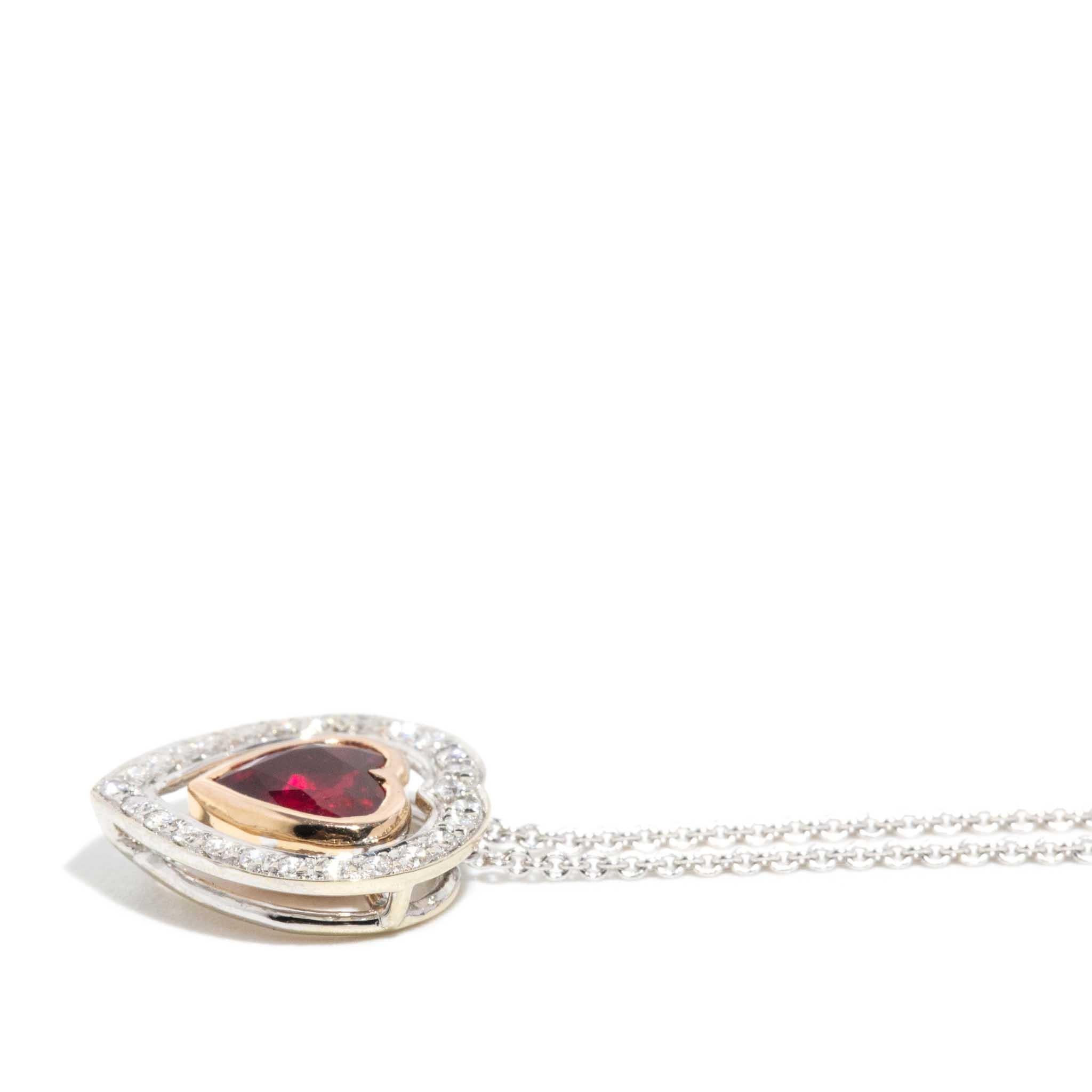 Cuore Ciondolo a forma di cuore con rubino e diamante e catena in oro bianco 18 carati in vendita