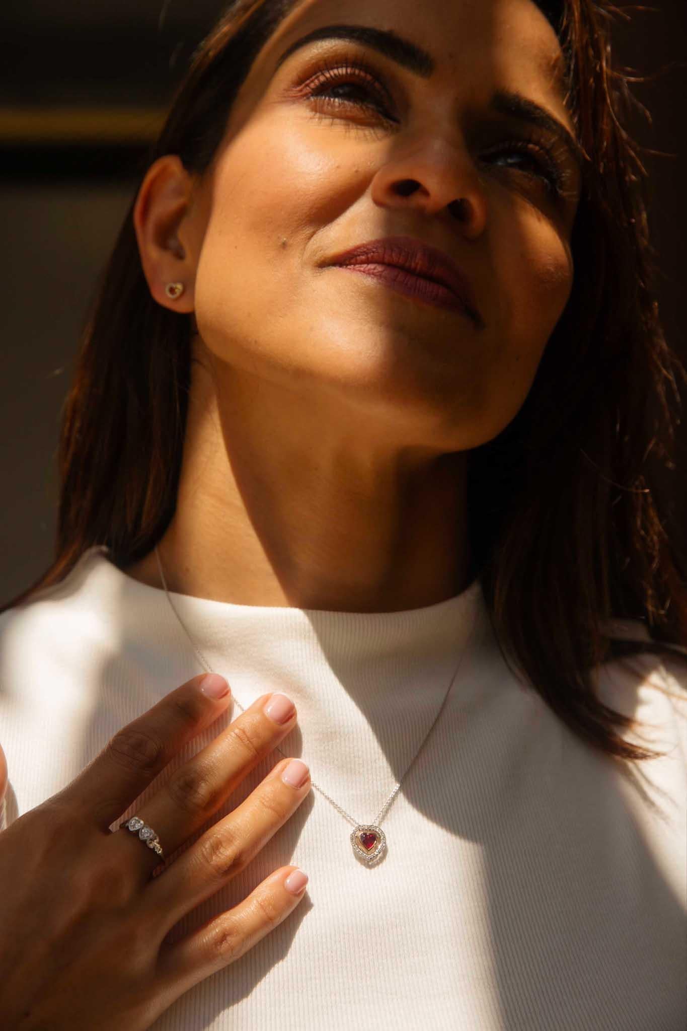 Ciondolo a forma di cuore con rubino e diamante e catena in oro bianco 18 carati In condizioni Nuovo in vendita a Hamilton, AU