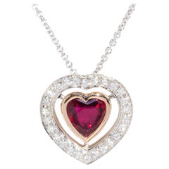 Colgante Contemporáneo Corazón de Rubí y Diamante y Cadena de Oro Blanco de 18 Quilates