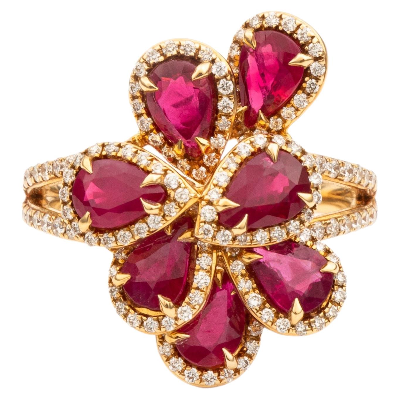Moderner Rubin-Blumenring mit Diamant-Halo-Blütenblättern aus glänzendem Gelbgold