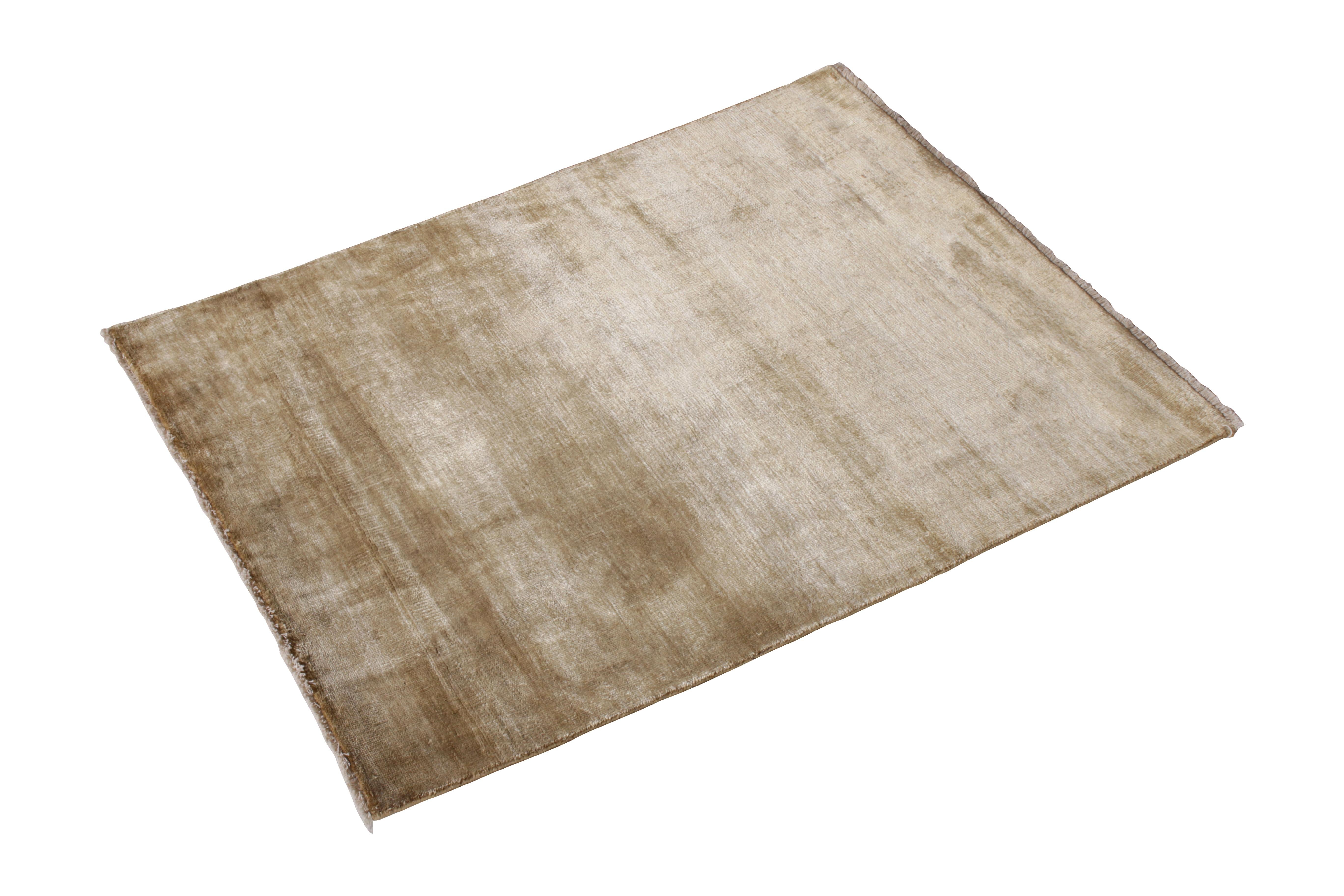 Dieser 2'8x3'3 große zeitgenössische Teppich aus der Texture of Color Collection'S von Rug & Kilim ist aus einer Mischung aus Natur- und Sari-Seide handgeknüpft und zeichnet sich durch seine Vielseitigkeit und seinen Komfort aus. Der natürliche