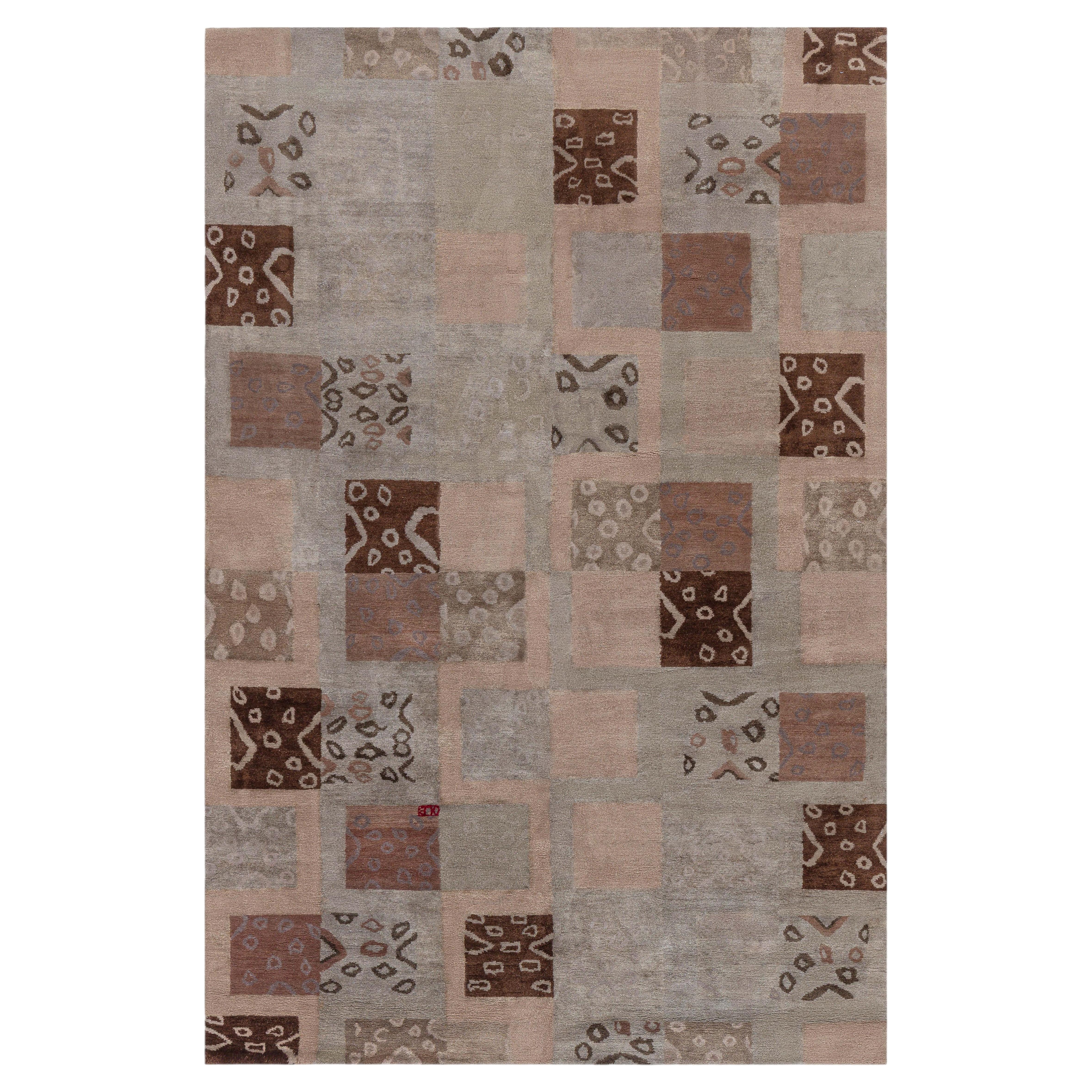 Moderner Teppich aus tibetischem Patchwork, taupefarbene Seide, „Tellurian“ von Doris Leslie Blau im Angebot