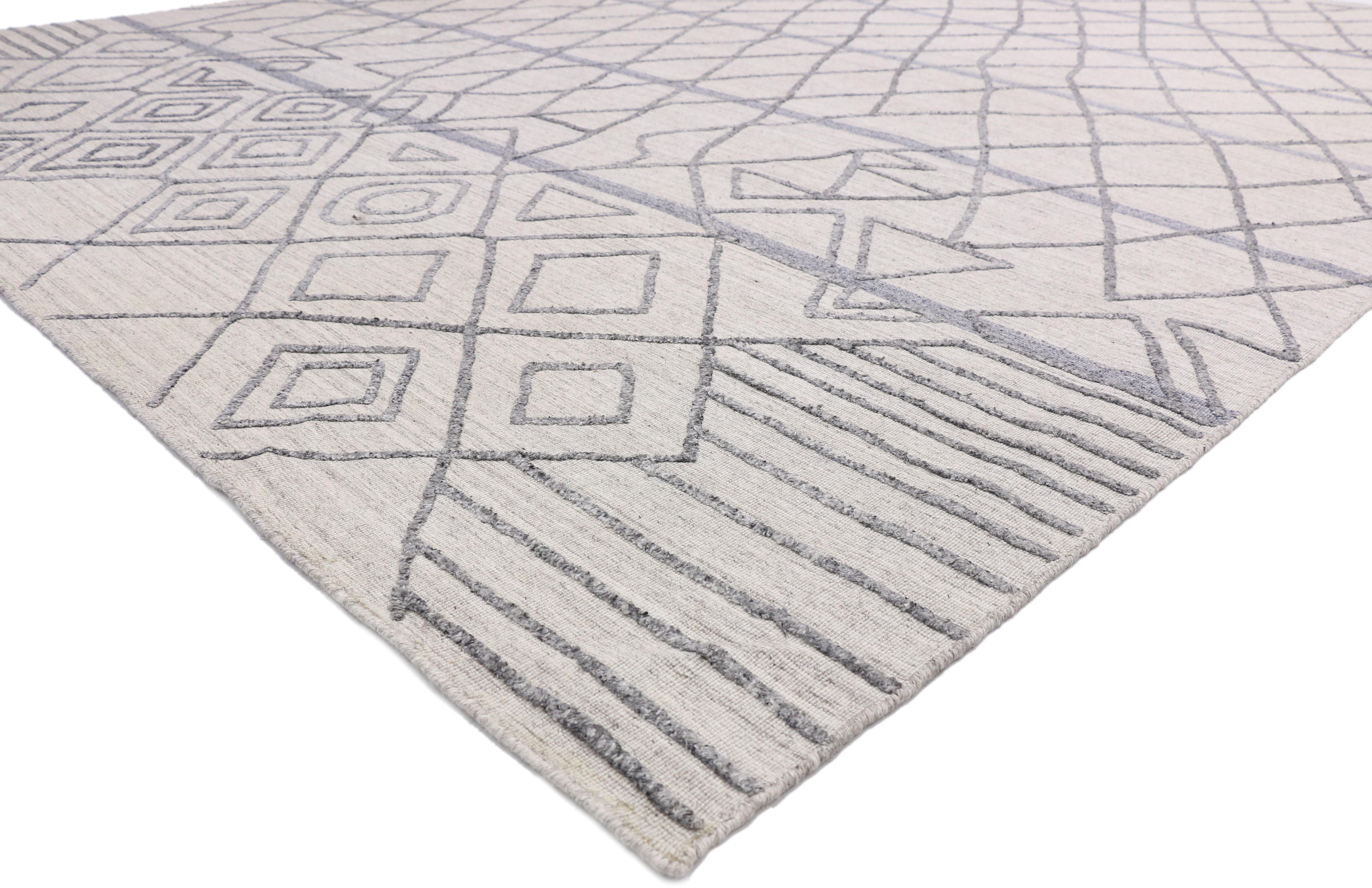 30421, New Contemporary Rug with Modern Moroccan Style, Texture Area Rug with raised design. Dieser zeitgenössische Teppich im marokkanischen Stil vereint warme Gemütlichkeit mit Stammesmotiven. Dieser marokkanische Teppich ist eine dynamische