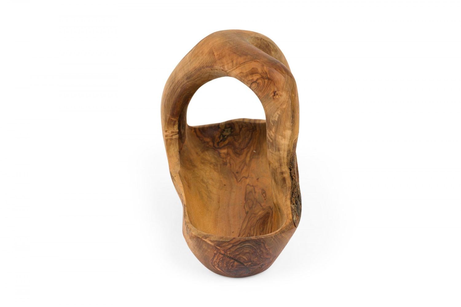 Moderner, rustikaler Korb aus Olivenholz, geschnitzt in einer organischen Korbform mit Y-förmigem Griff.