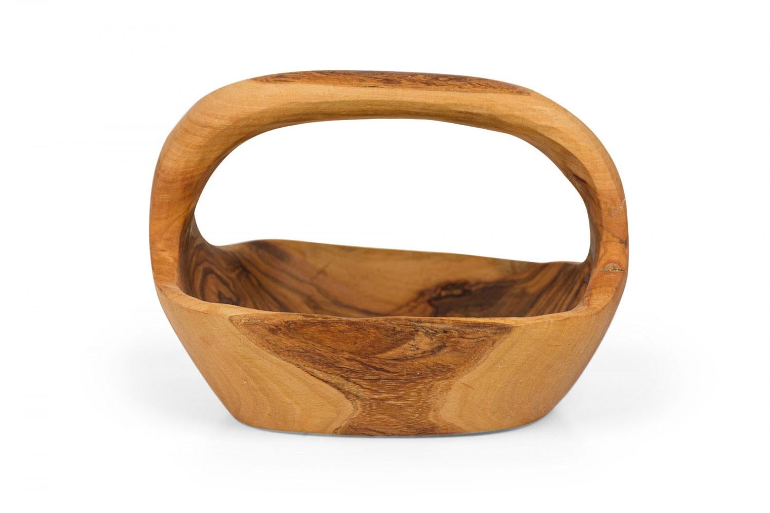 Moderner, rustikaler Korb aus Olivenholz, geschnitzt in einer organischen Korbform mit eingearbeitetem Griff.