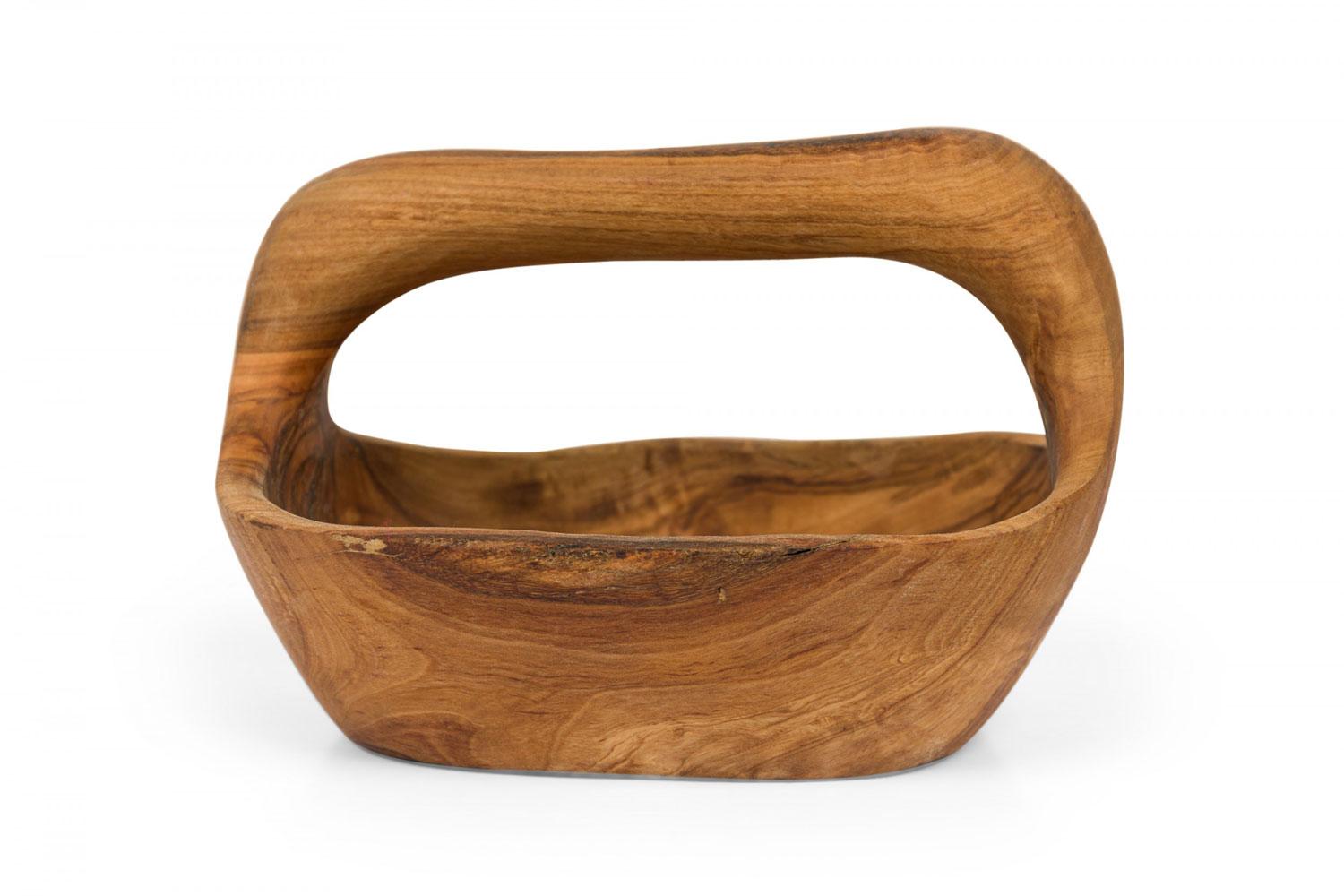 Moderner, rustikaler Korb aus Olivenholz, geschnitzt in einer organischen Korbform mit eingearbeitetem Griff.