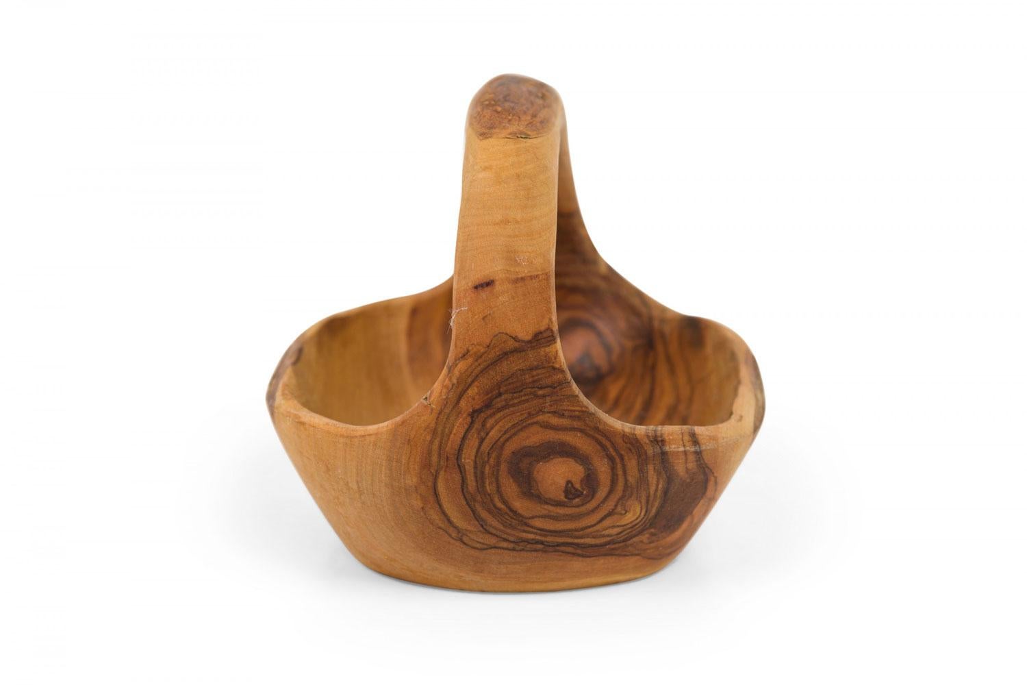 Zeitgenössischer rustikaler moderner organischer Form kleiner Olivenholzkorb (Rustikal) im Angebot