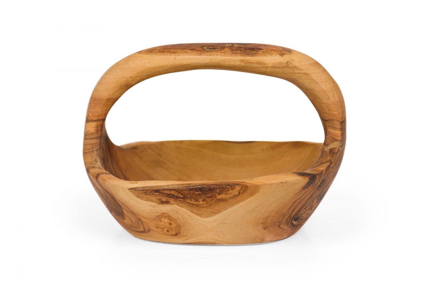 Zeitgenössischer rustikaler moderner organischer Form kleiner Olivenholzkorb (amerikanisch) im Angebot