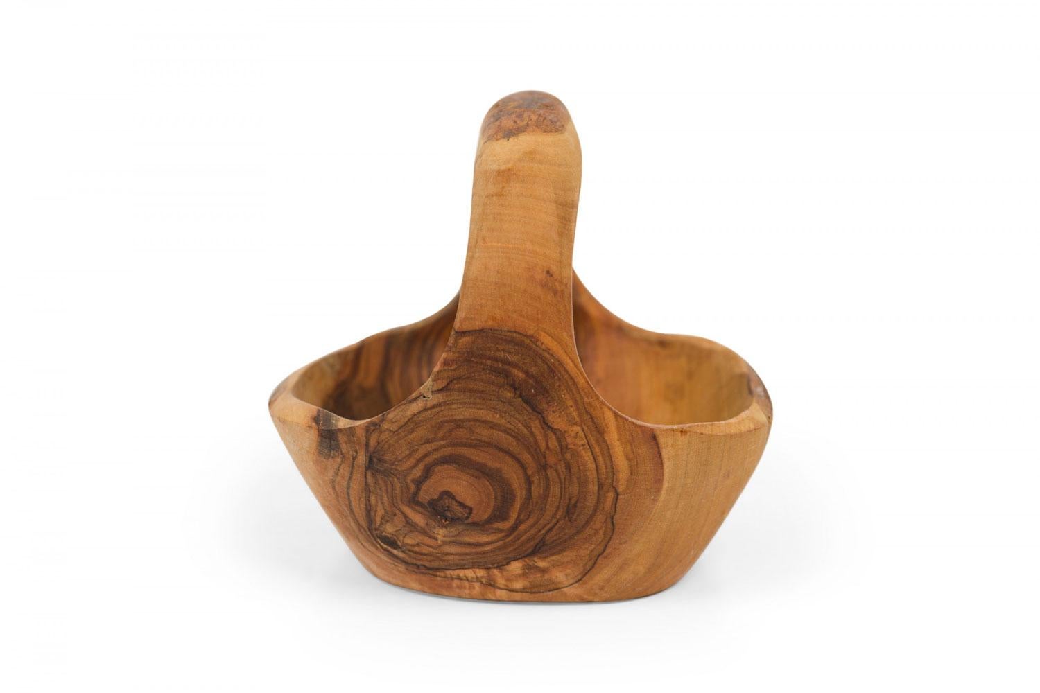 Zeitgenössischer rustikaler moderner organischer Form kleiner Olivenholzkorb (Geschnitzt) im Angebot