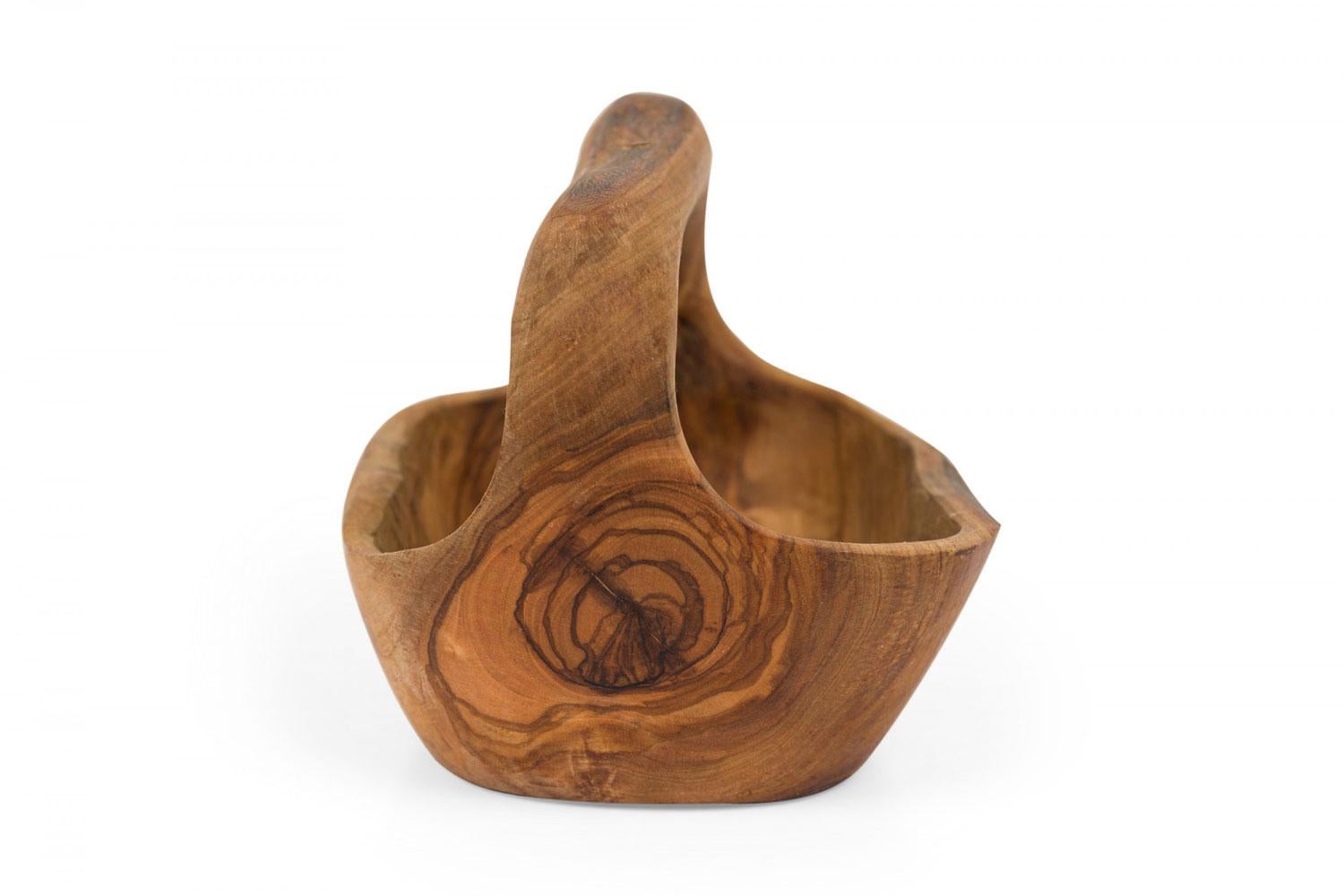 Zeitgenössischer rustikaler moderner organischer Form kleiner Olivenholzkorb (Geschnitzt) im Angebot