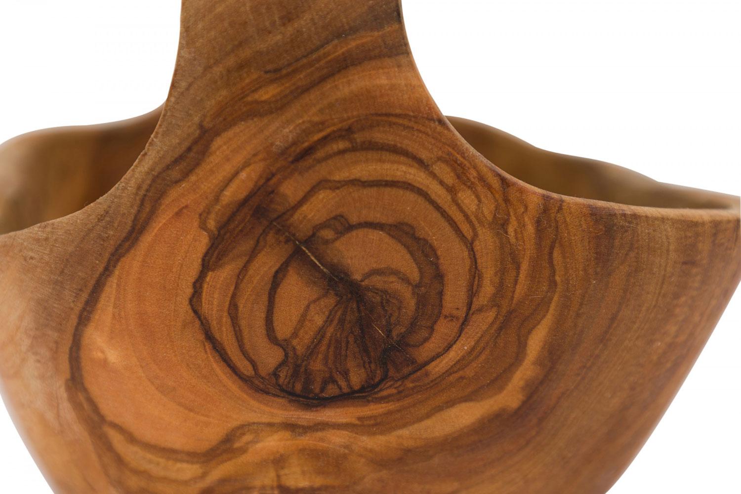 Zeitgenössischer rustikaler moderner organischer Form kleiner Olivenholzkorb im Zustand „Gut“ im Angebot in Queens, NY