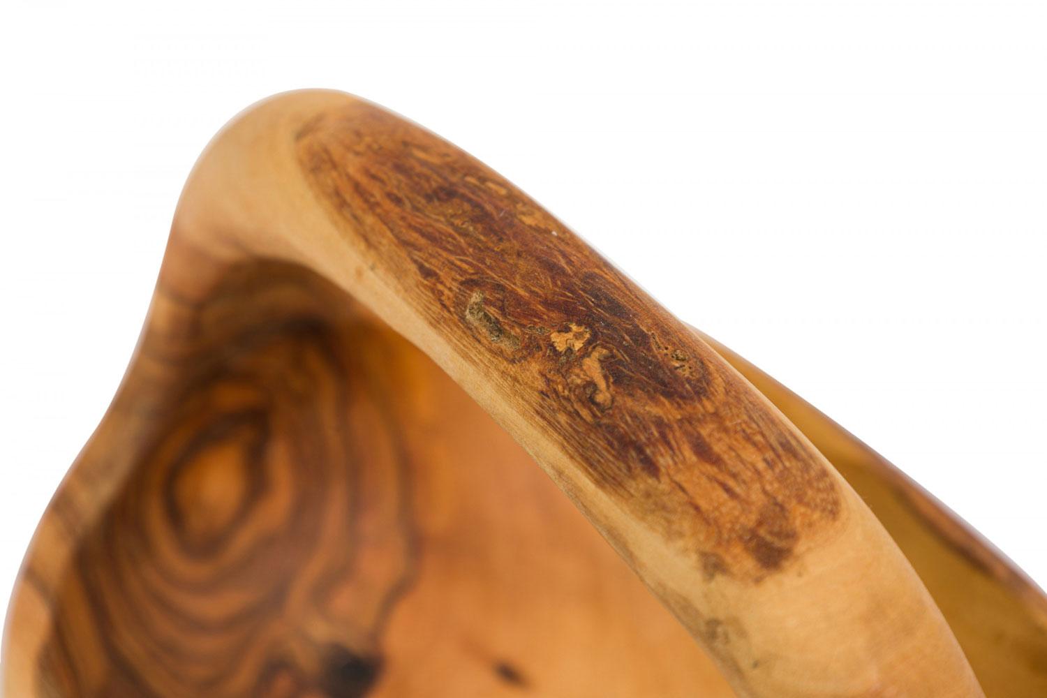 Zeitgenössischer rustikaler moderner organischer Form kleiner Olivenholzkorb (20. Jahrhundert) im Angebot