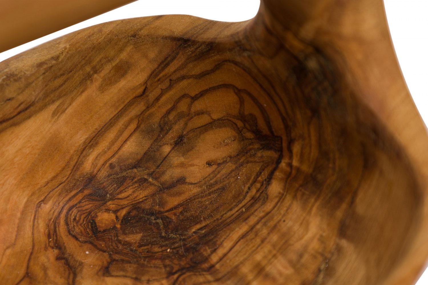 Zeitgenössischer rustikaler moderner organischer Form kleiner Olivenholzkorb (20. Jahrhundert) im Angebot