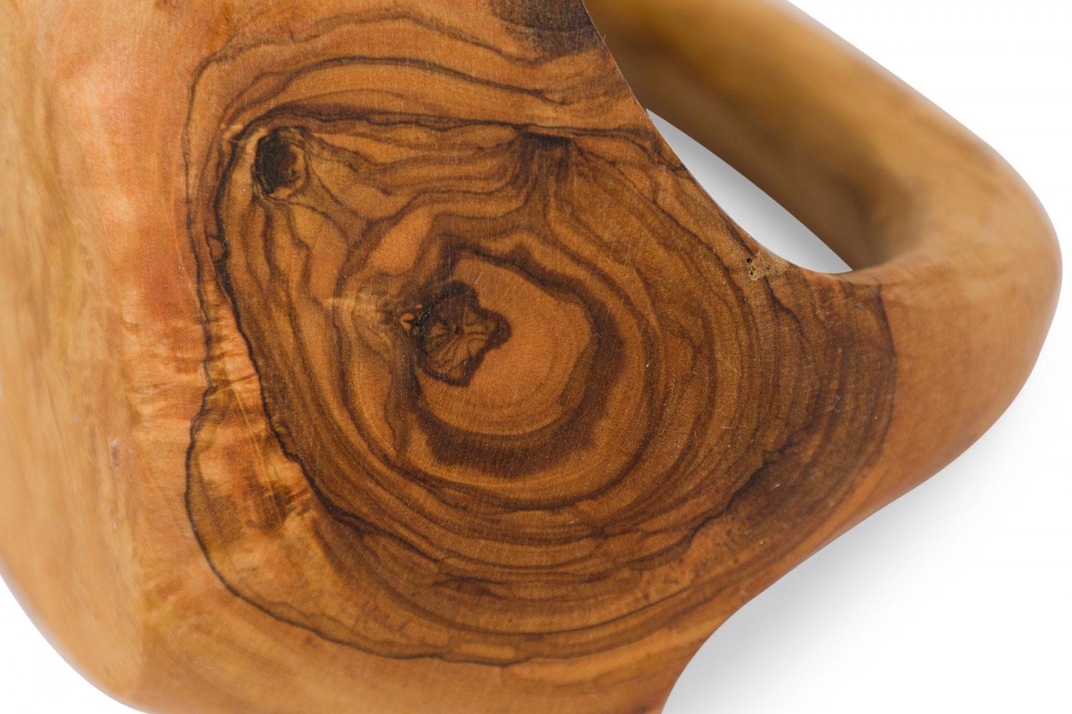 Zeitgenössischer rustikaler moderner organischer Form kleiner Olivenholzkorb im Angebot 1