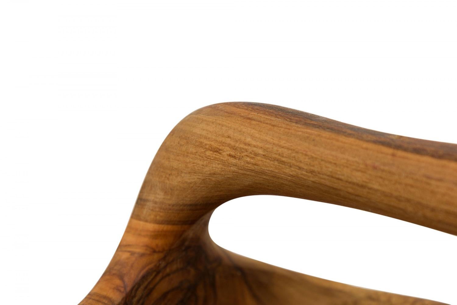 Zeitgenössischer rustikaler moderner organischer Form kleiner Olivenholzkorb im Angebot 1