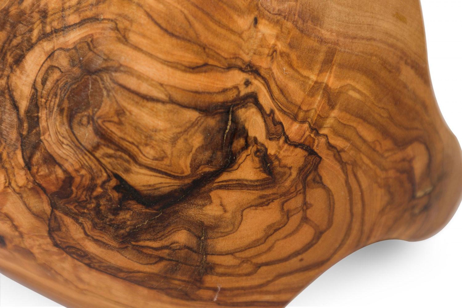 Zeitgenössischer rustikaler moderner organischer Form kleiner Olivenholzkorb im Angebot 2