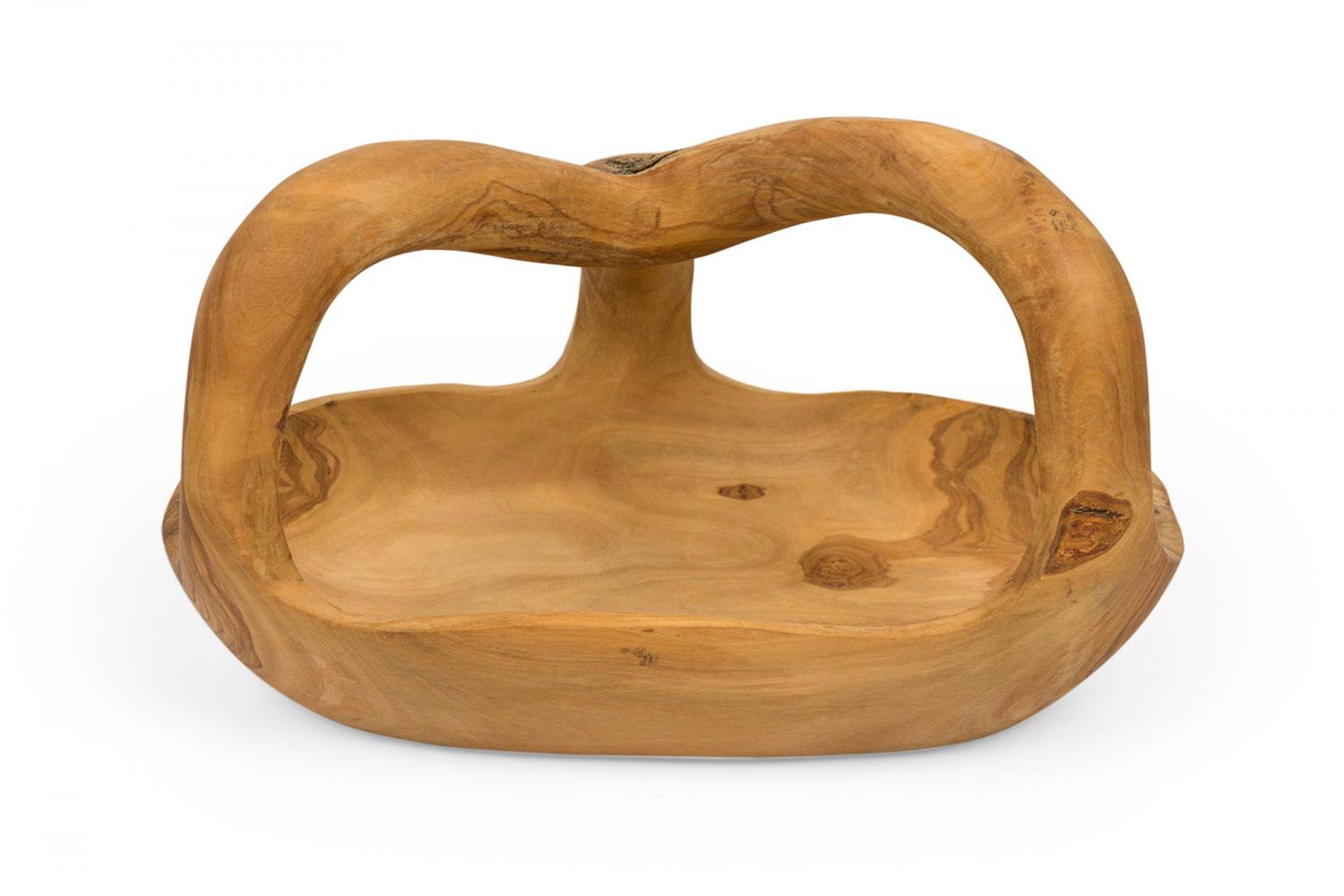 Moderner, rustikaler Korb aus Olivenholz, geschnitzt in einer organischen Korbform mit Y-förmigem Griff.