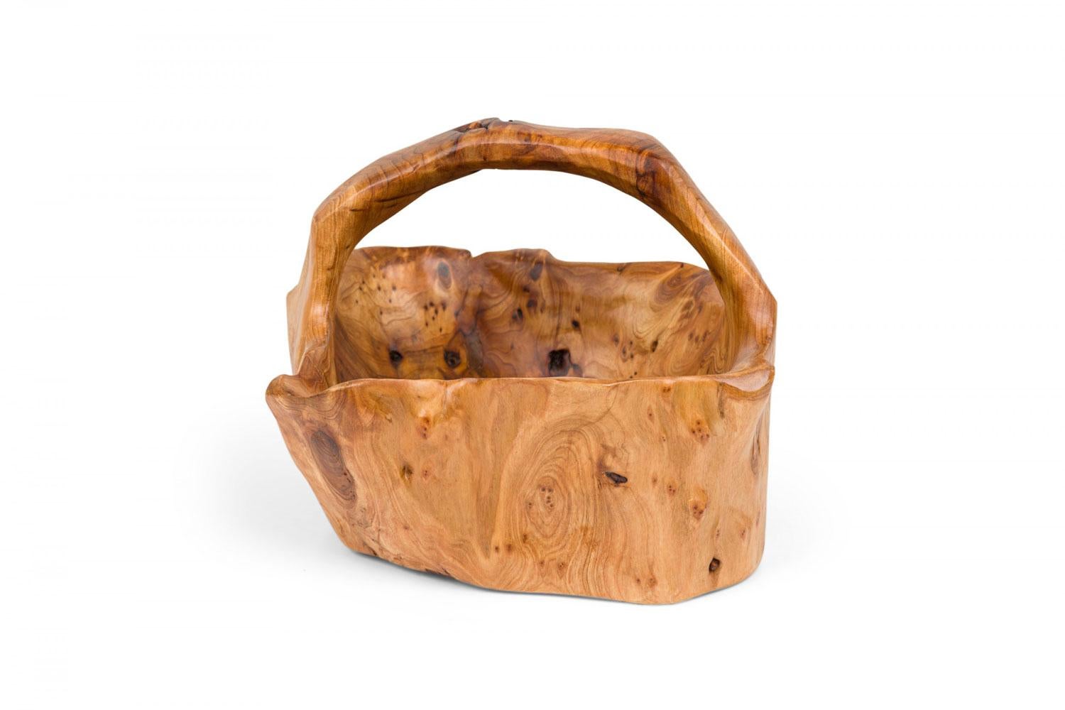 Rustikaler, organischer Korb aus Olivenholz (Geschnitzt) im Angebot