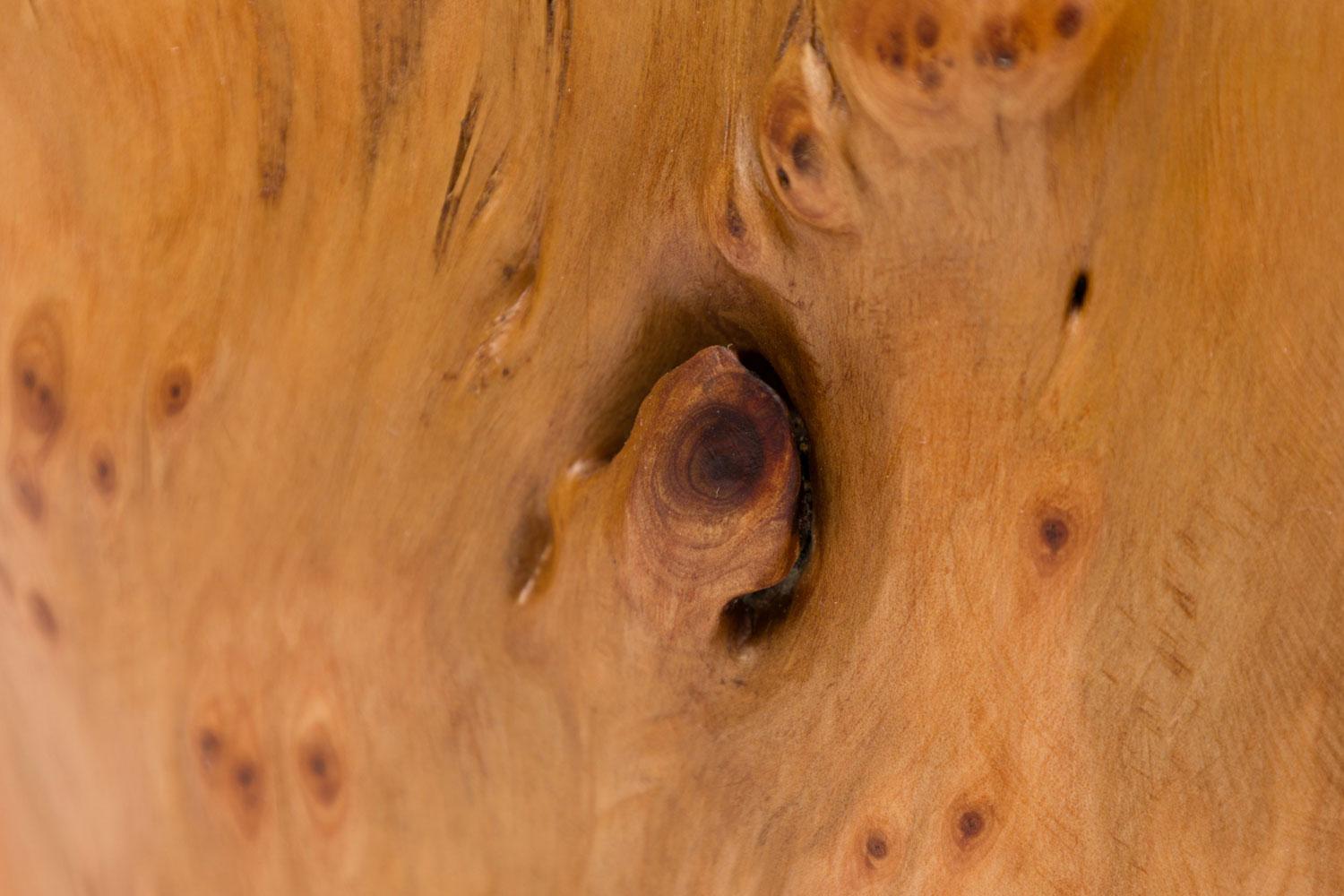 Rustikaler, organischer Korb aus Olivenholz (20. Jahrhundert) im Angebot