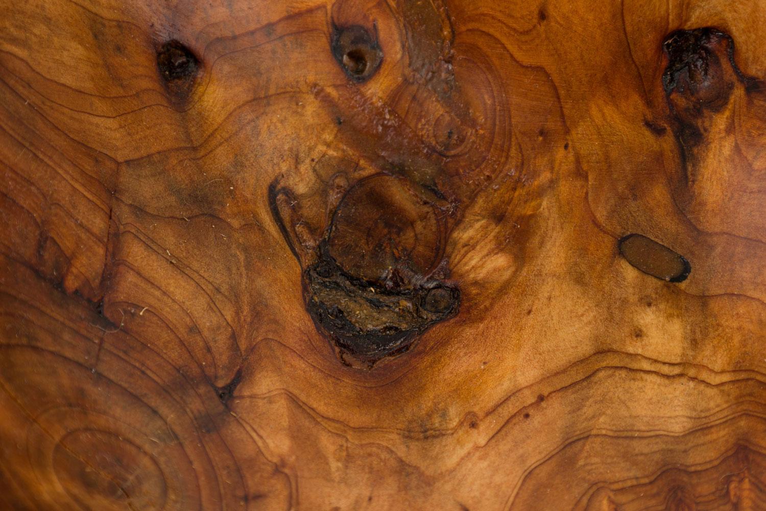 Rustikaler, organischer Korb aus Olivenholz im Angebot 3