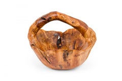 Cesta rústica contemporánea de madera de olivo con asa y forma orgánica