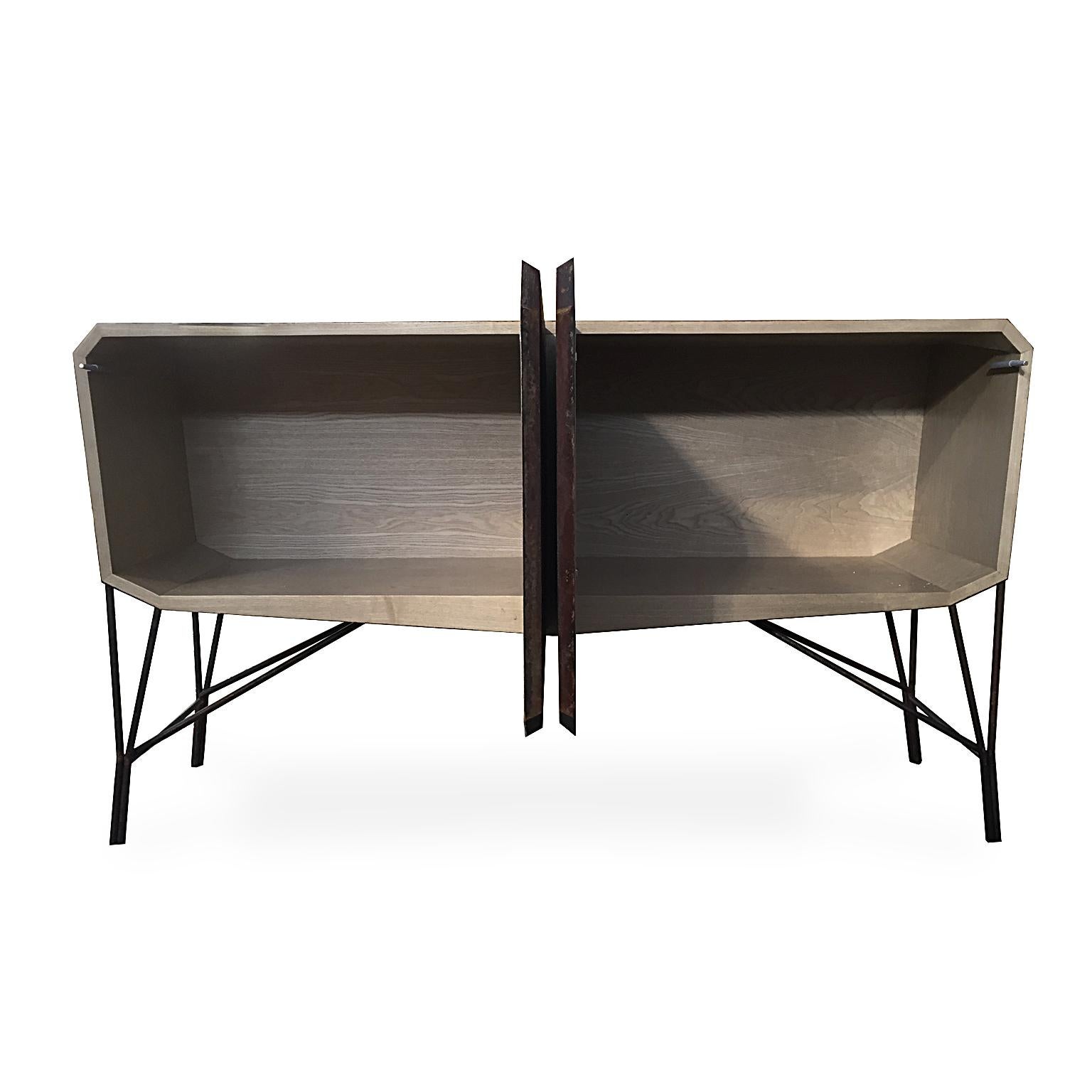 The contemporary Buffet Triarm is a limited edition with 12 copies.

It has a structure made of wood coated internally with silver wood veneer and on the outside a coating with rusty iron plate and finished with automotive varnish P.U. matte.

The