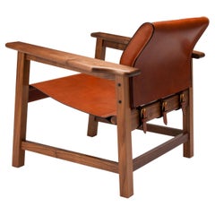 Poltrona contemporanea Saddle Up in pelle Tan Hide Saddle e noce naturale