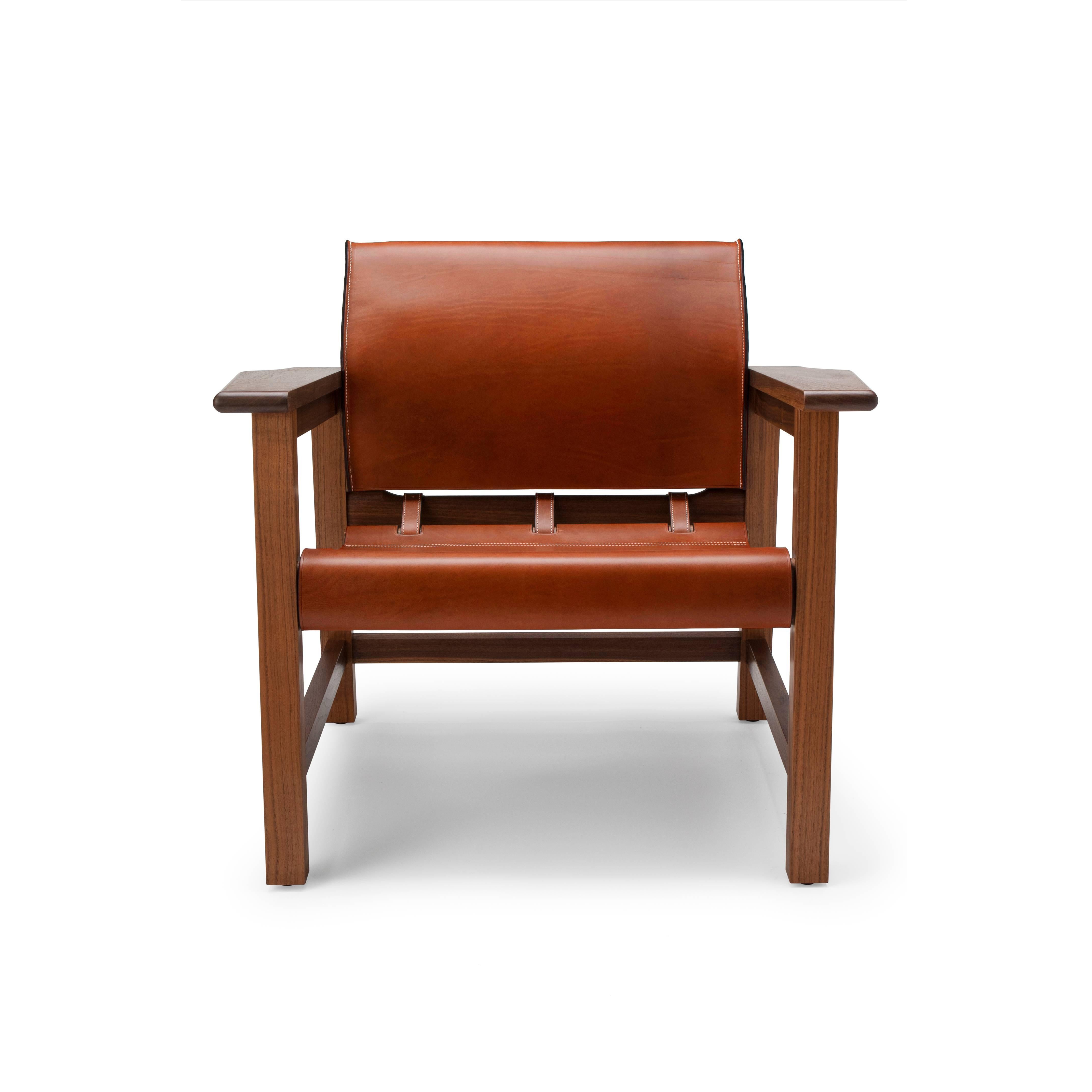 Zeitgenössischer Saddle Up Sessel aus braunem Sattelleder und natürlichem Nussbaumholz (Moderne) im Angebot
