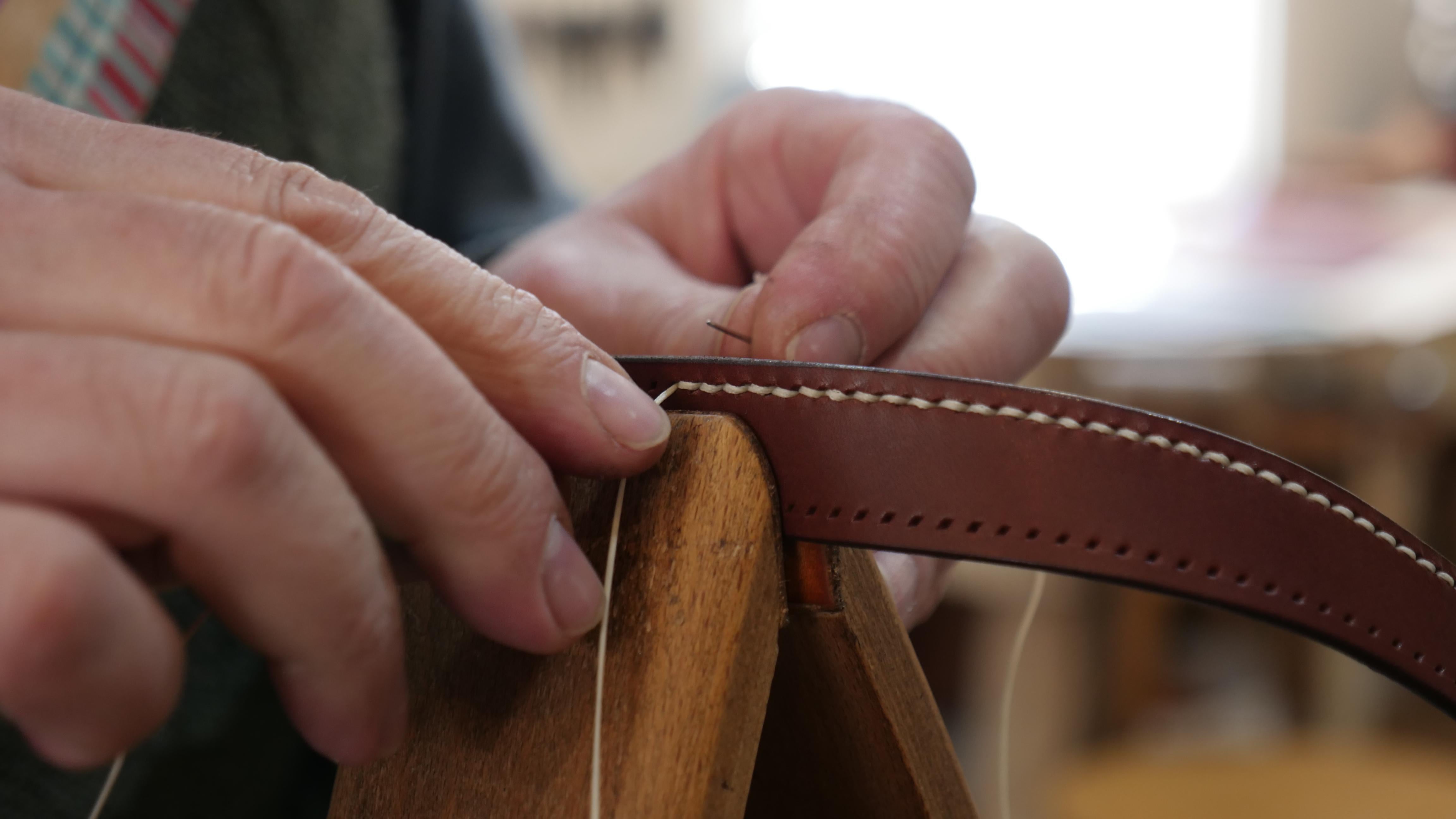 Zeitgenössischer Saddle Up Sessel aus braunem Sattelleder und natürlichem Nussbaumholz im Angebot 1