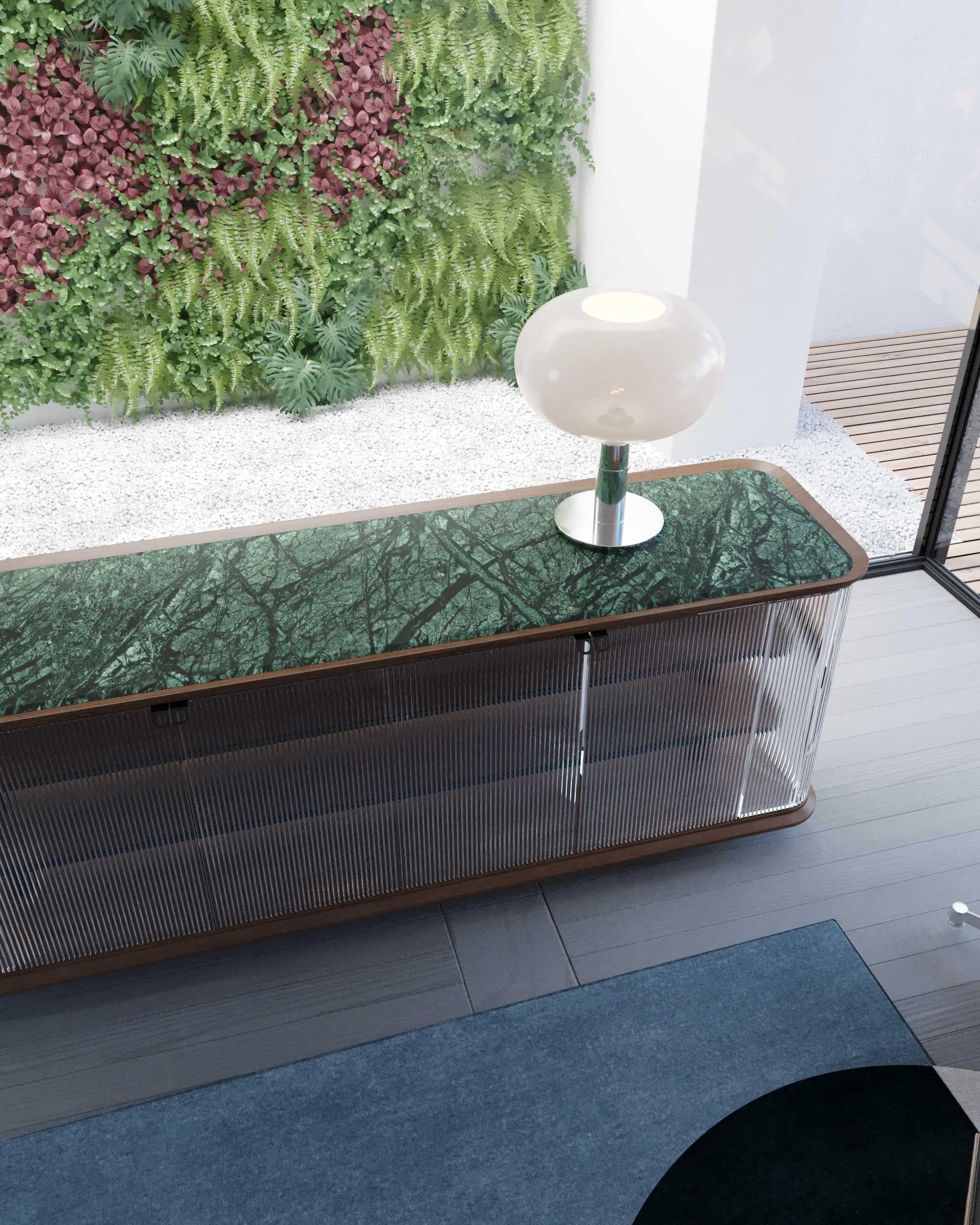 Contemporary Sagaría Sideboard Doppelseitiges Glas Italienischer Nussbaum Grüner Marmor (Handgefertigt) im Angebot