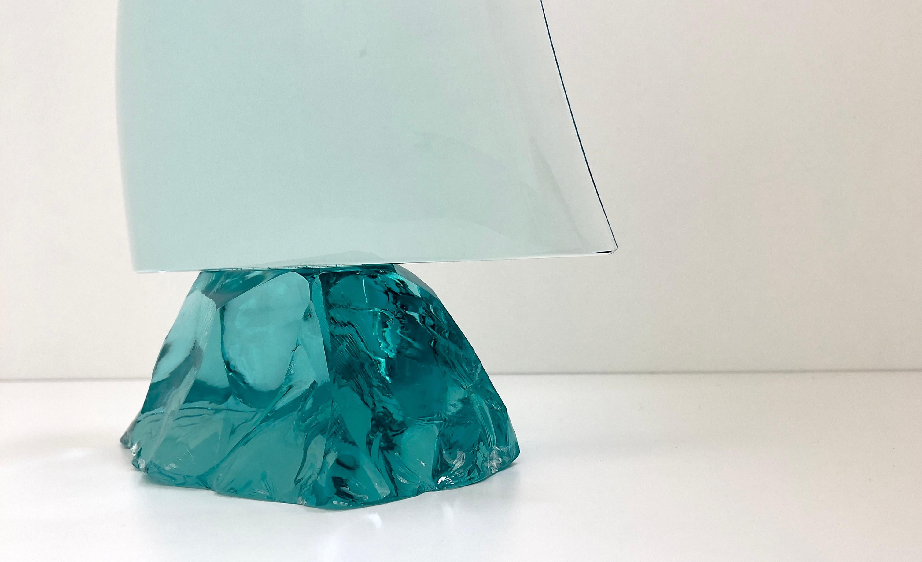 2023 Sammlung von Dekorationsobjekten, signiert von Ghirò Studio (Mailand).
Der Naturkristall hat eine hohe Transparenz mit aquamarinfarbenen Reflexen, er wurde gebogen und handgefertigt, um ein Segel darzustellen. Jedes Segel ist eine echte