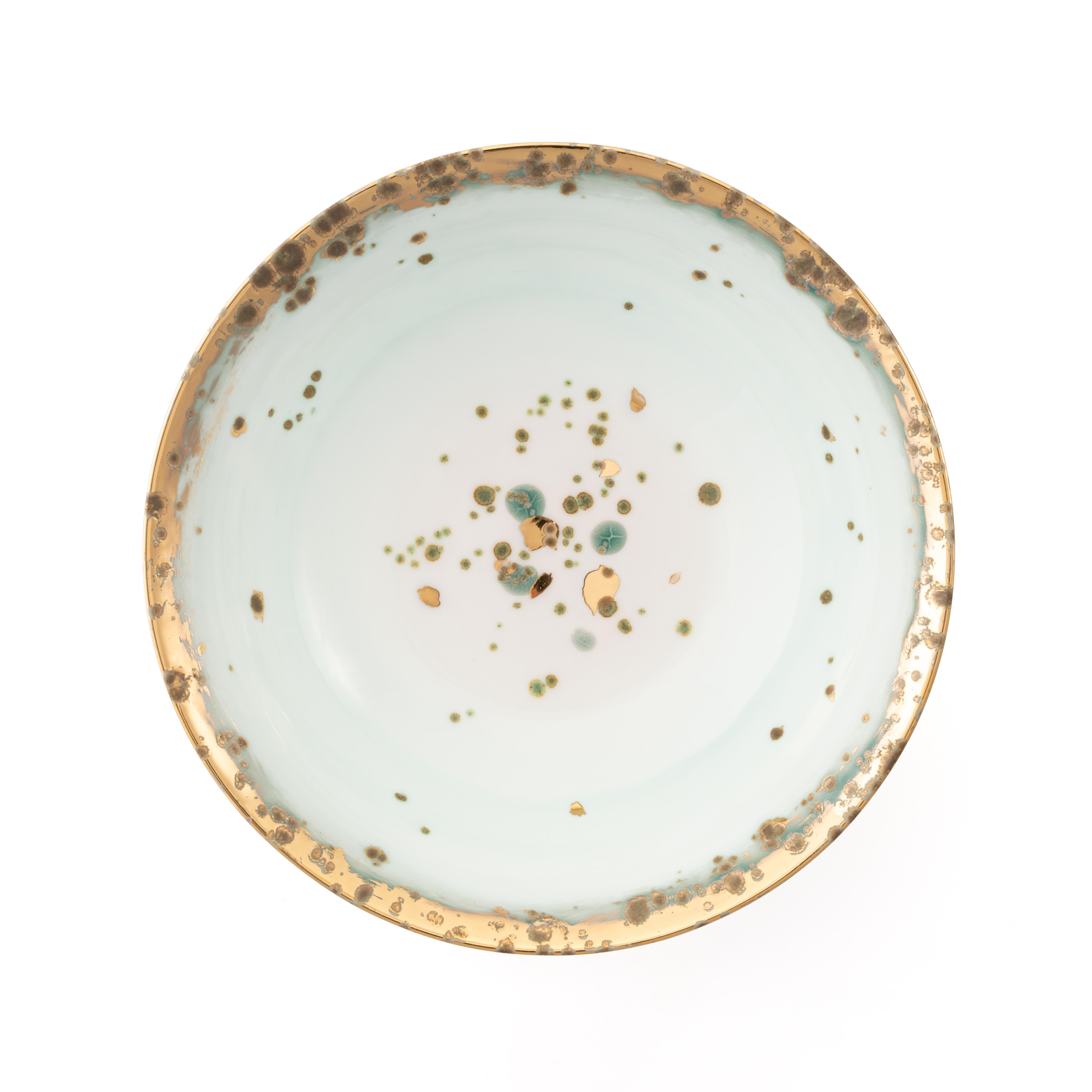 Pintada a mano en Italia con la mejor porcelana, esta ensaladera Miguel Ángel es matérica y terrosa, como la obra del gran Maestro del Renacimiento. Transmite belleza y elegancia clásicas. El tono verde esmaltado se desvanece a medida que se aleja