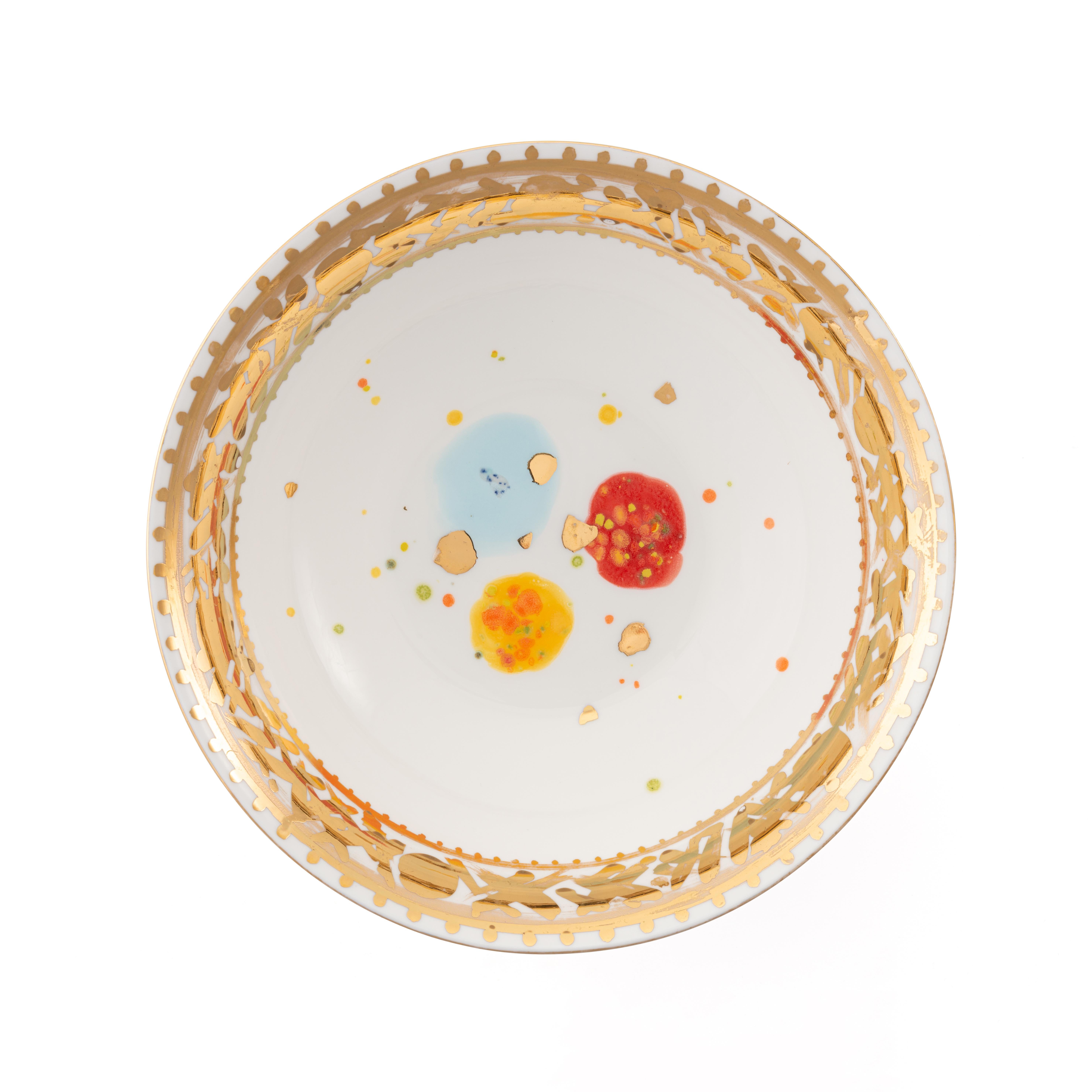 Hand painted in Italy from the finest porcelain, this Caravaggio salad bowl underlines tradition thanks to its expressive decoration of big red, yellow and light-blue splotches, where passions are contained in a rich gold rim with Classic
