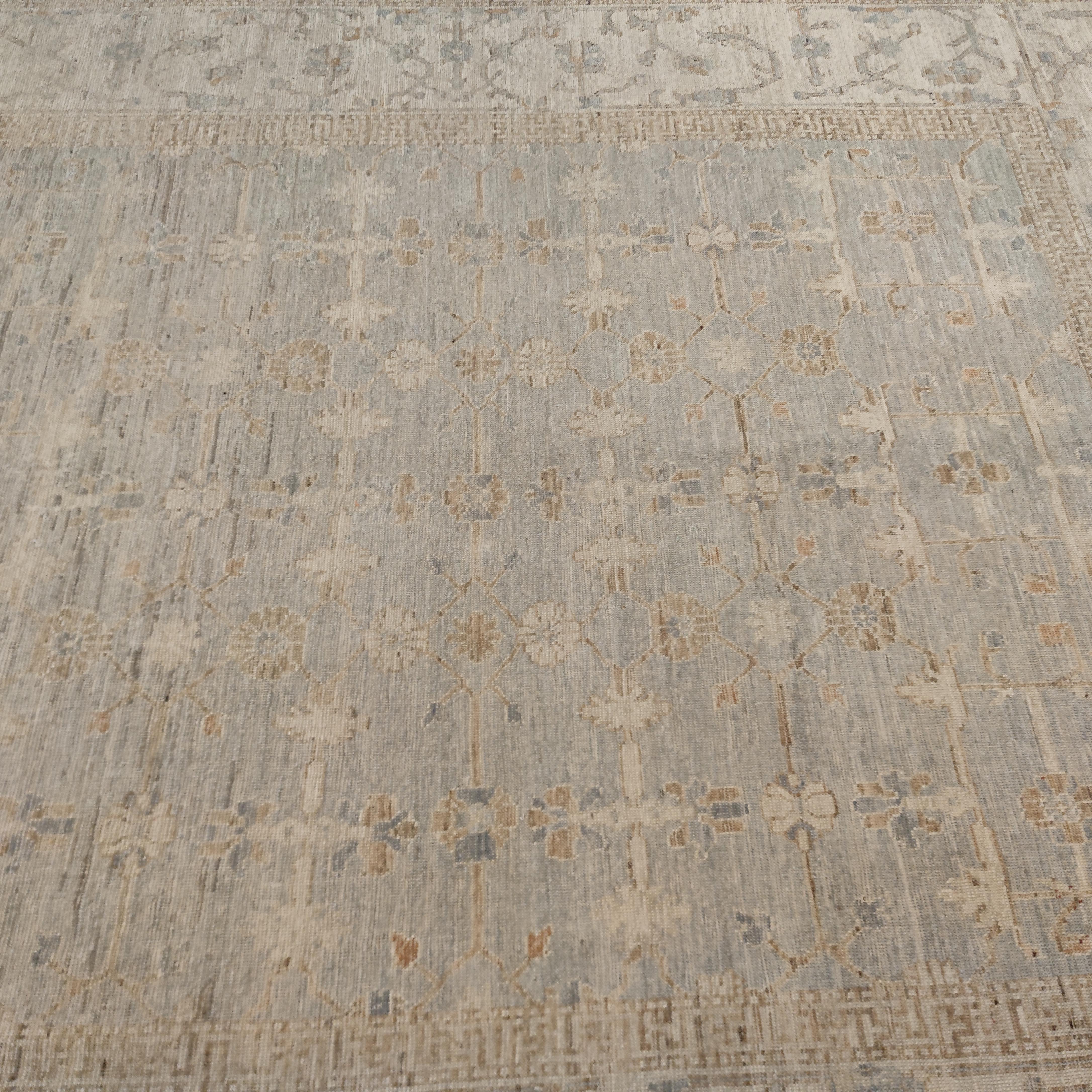 Khotan Tapis Yarkand contemporain de style Samarkand avec motif all-over dans des couleurs douces en vente